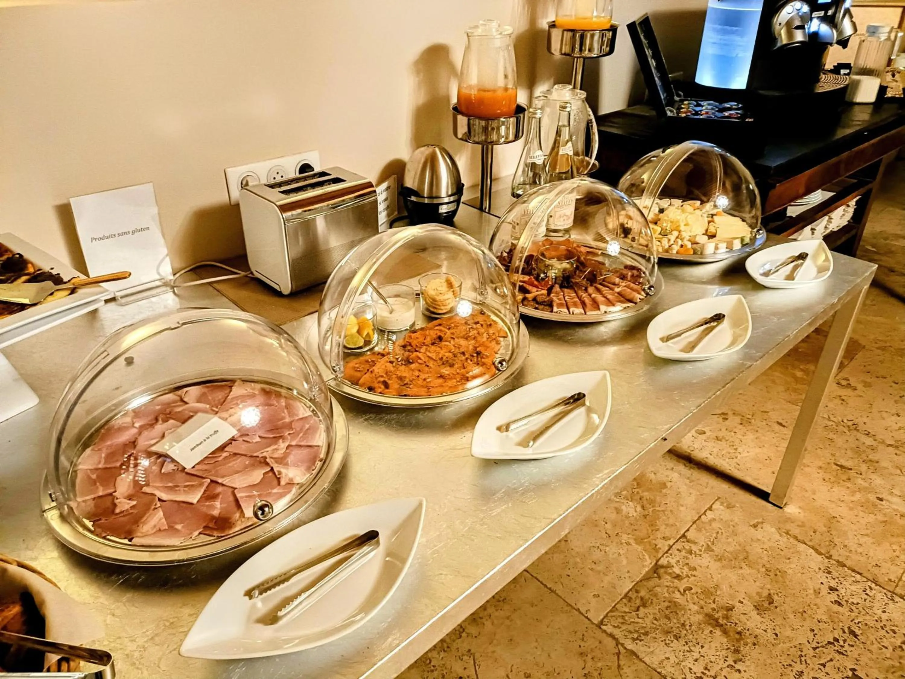 Breakfast in Les Chambres De La Renaissance