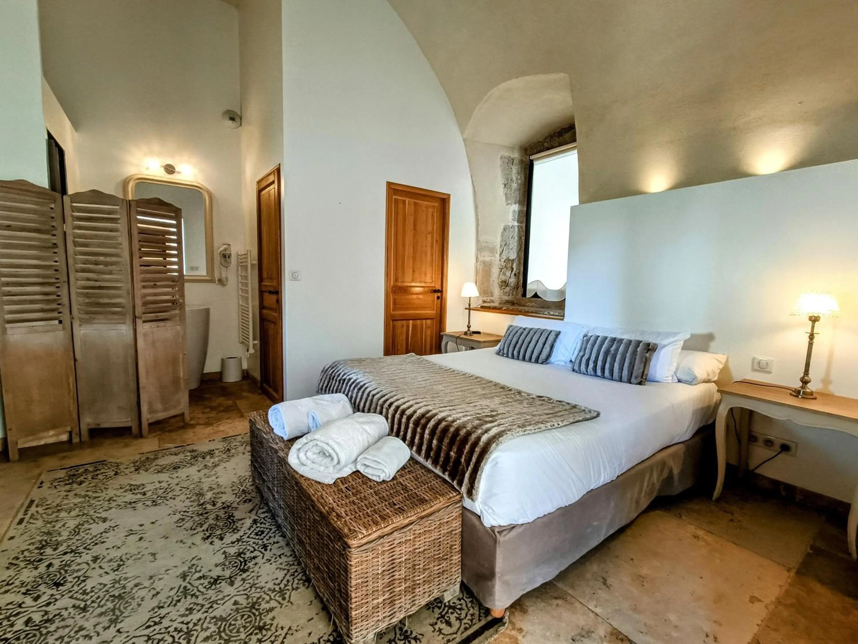 Toilet, Bed in Les Chambres De La Renaissance