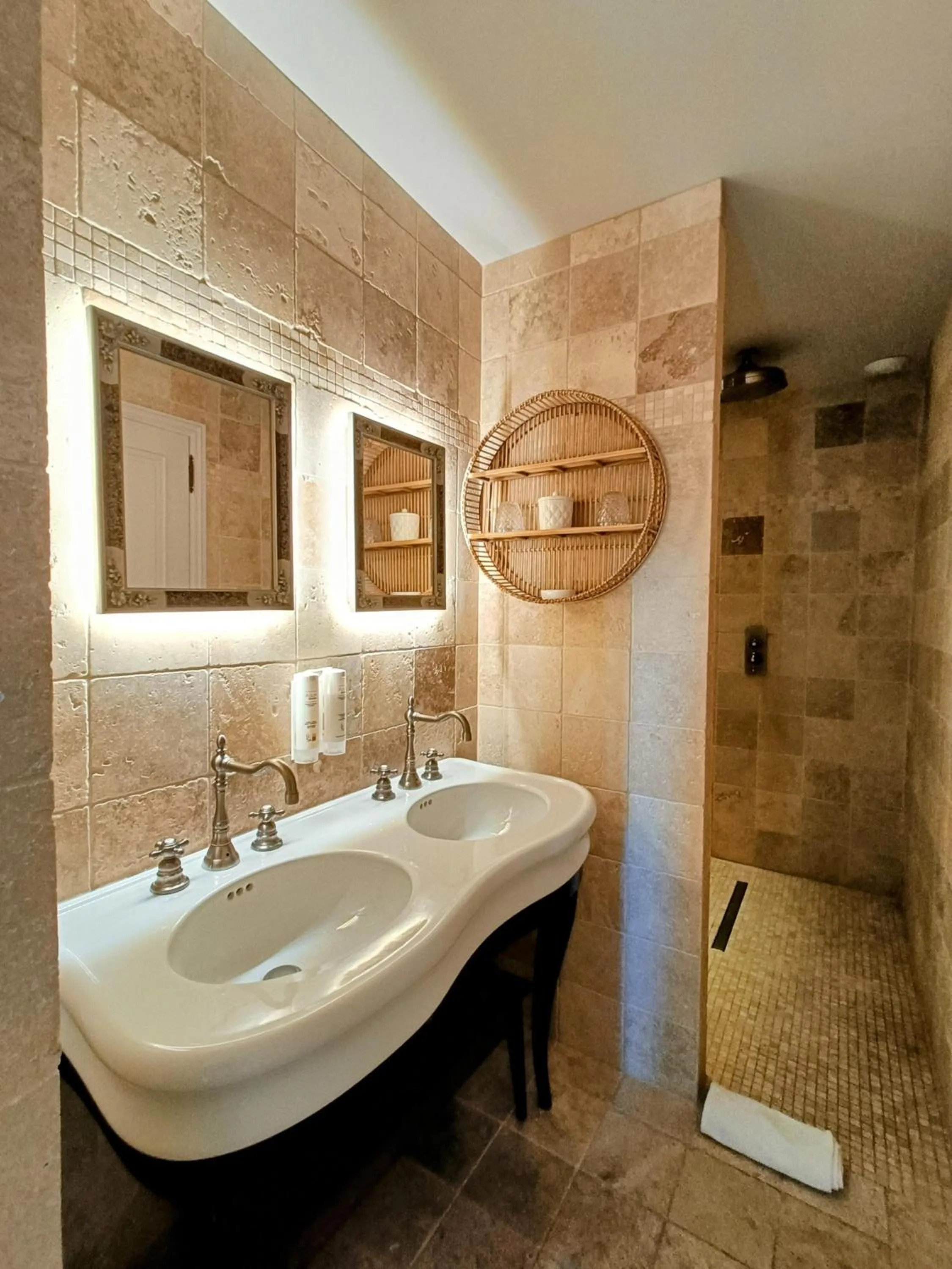 Shower in Les Chambres De La Renaissance