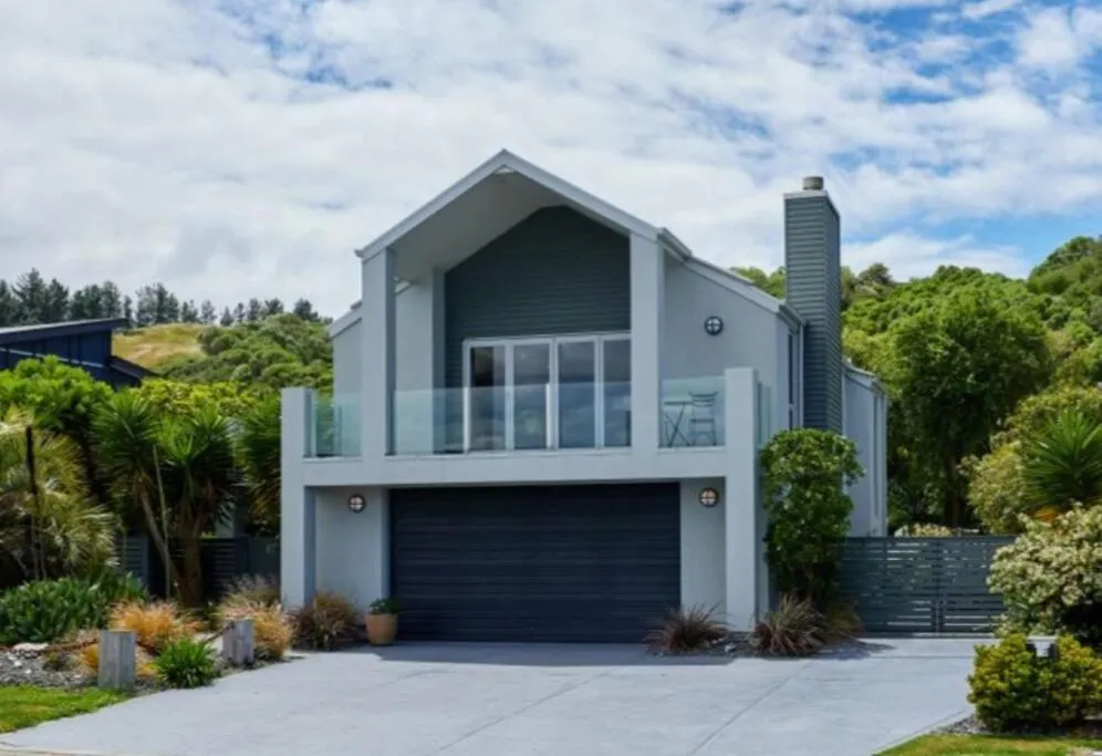 Three-Bedroom House in Seaside Serenity