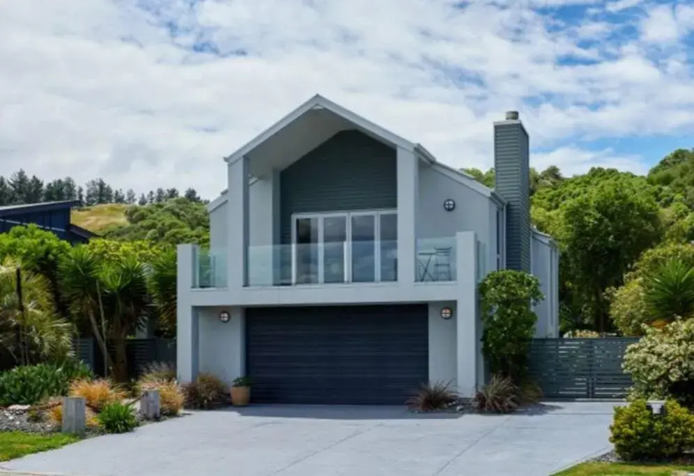 Three-Bedroom House in Seaside Serenity Three-Bedroom House in Seaside Serenity
