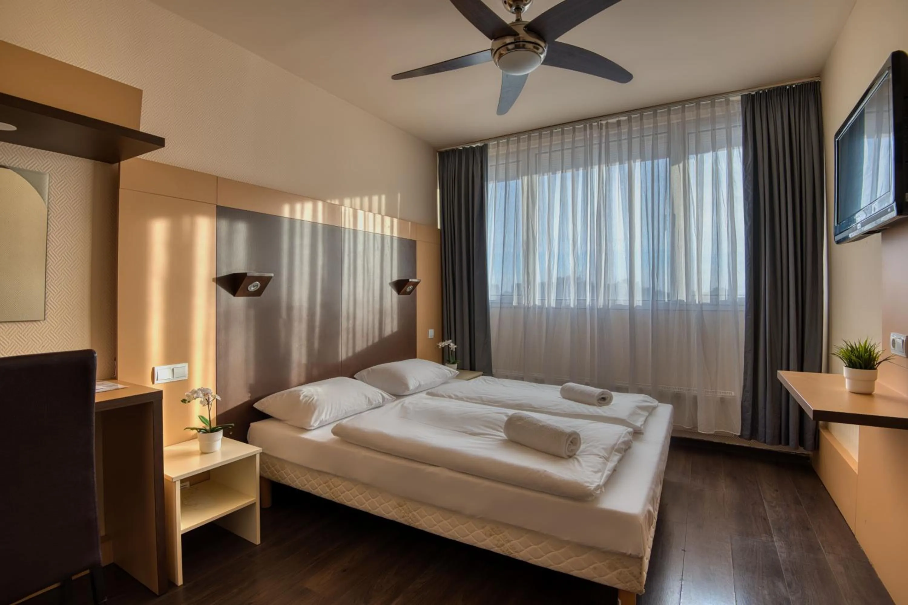 Bedroom, Bed in City Budget Hotel