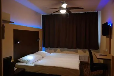 Bedroom, Bed in City Budget Hotel