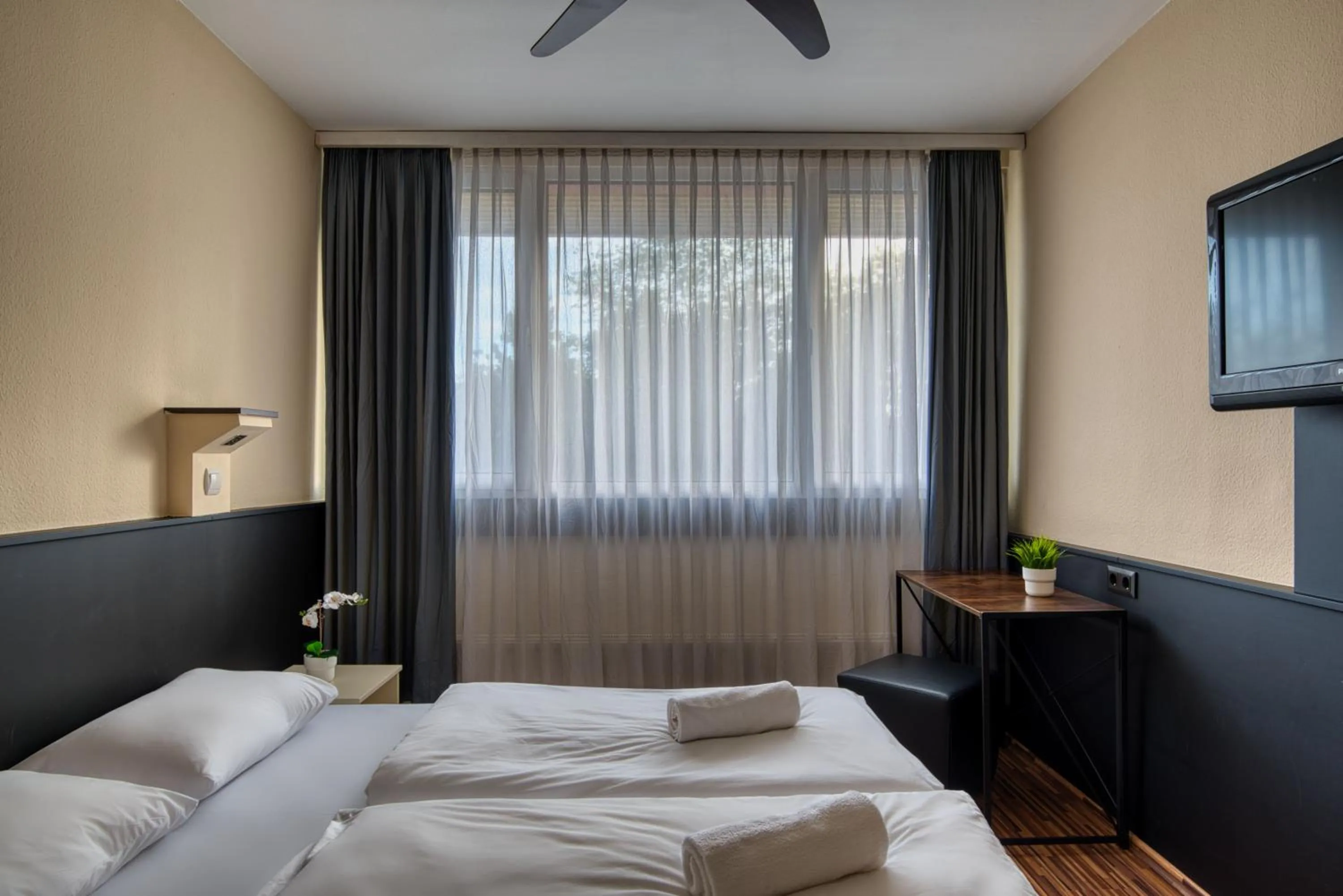 Bedroom, Bed in City Budget Hotel