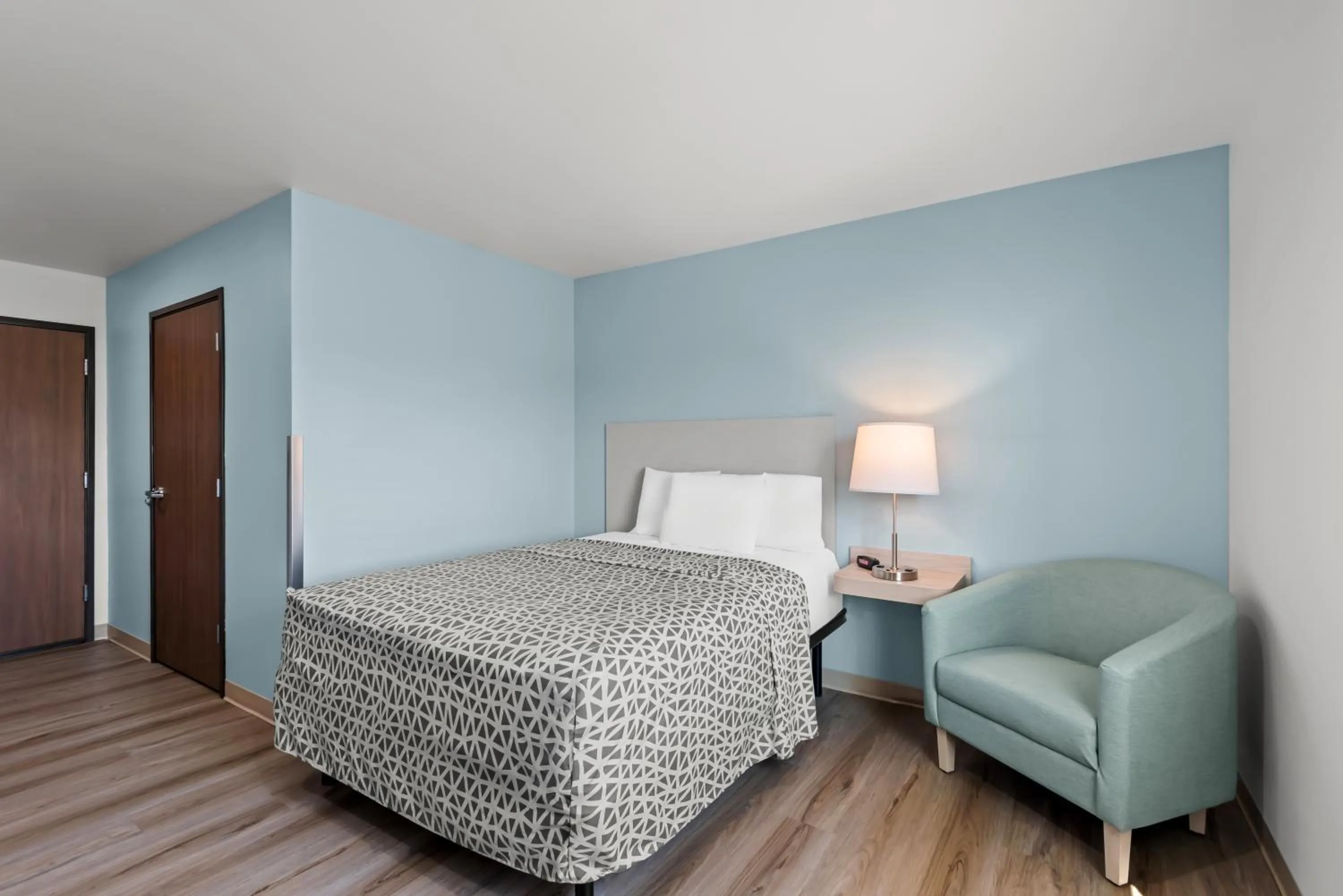 Bedroom, Bed in WoodSpring Suites Coralville Iowa City