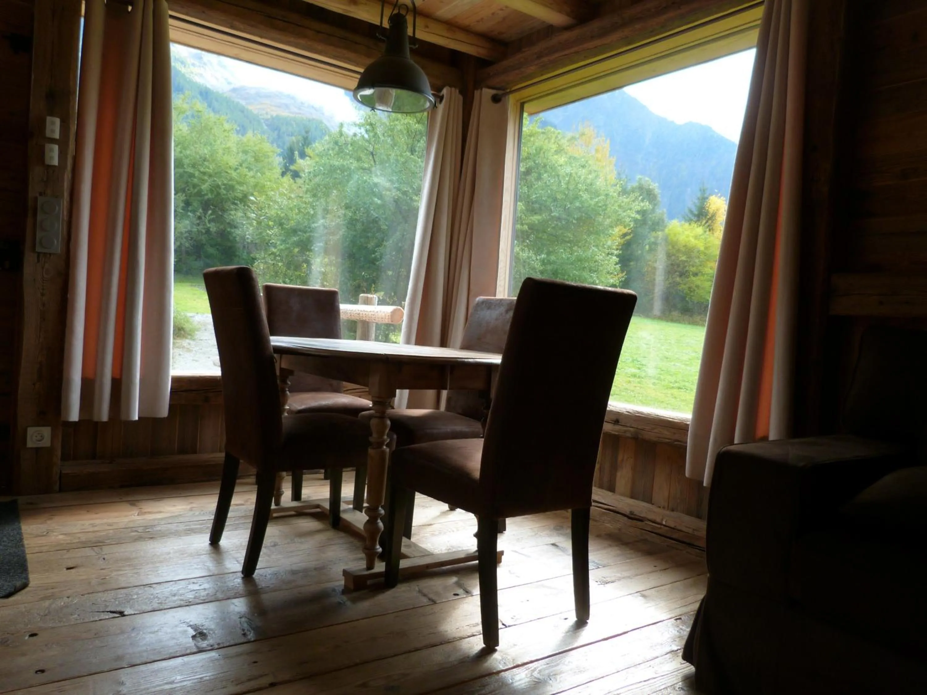 Dining area in La Cubelette