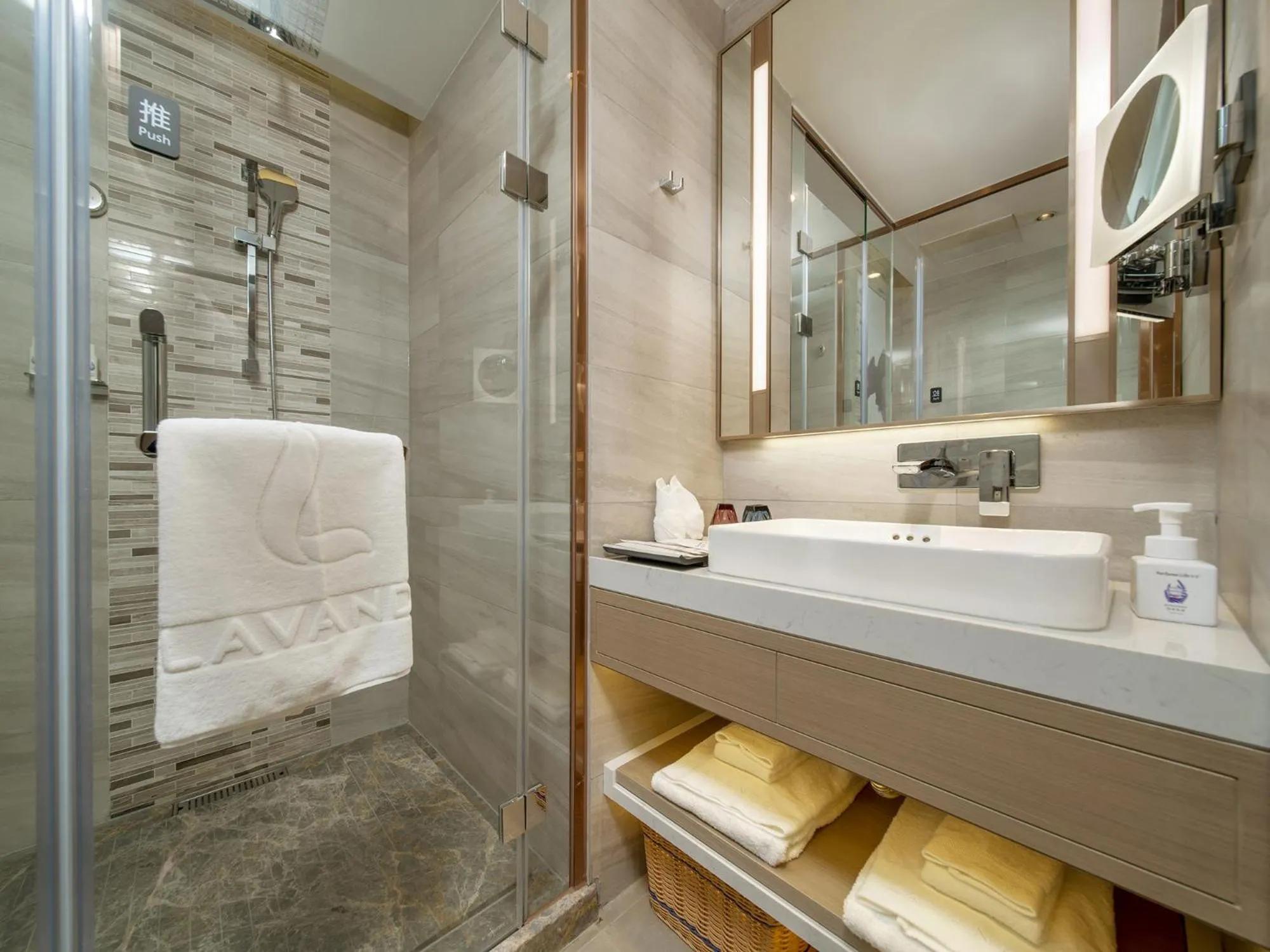 Shower in Lavande Hotel Credit Building of Gaocheng District, Shijiazhuang City