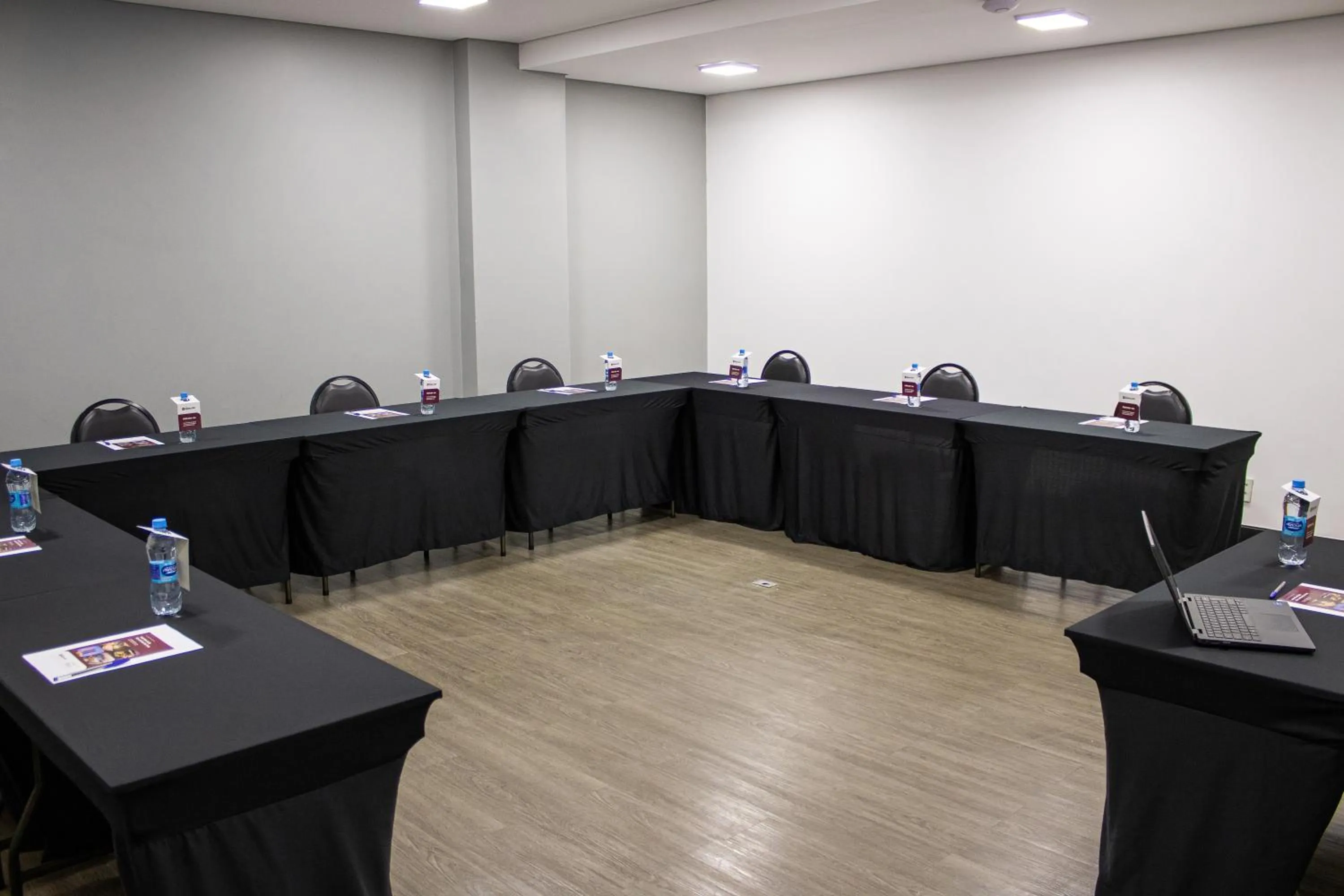 Meeting/conference room in Hotel Euro Suite São Jose do Rio Preto by Nacional Inn