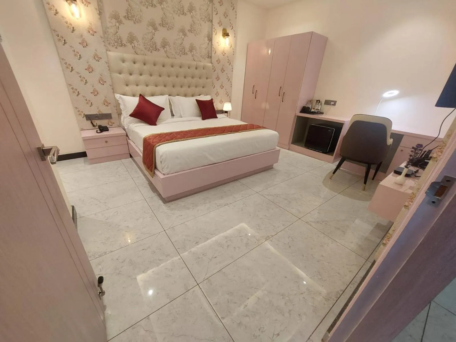 Bedroom, Bed in Hotel Yathin