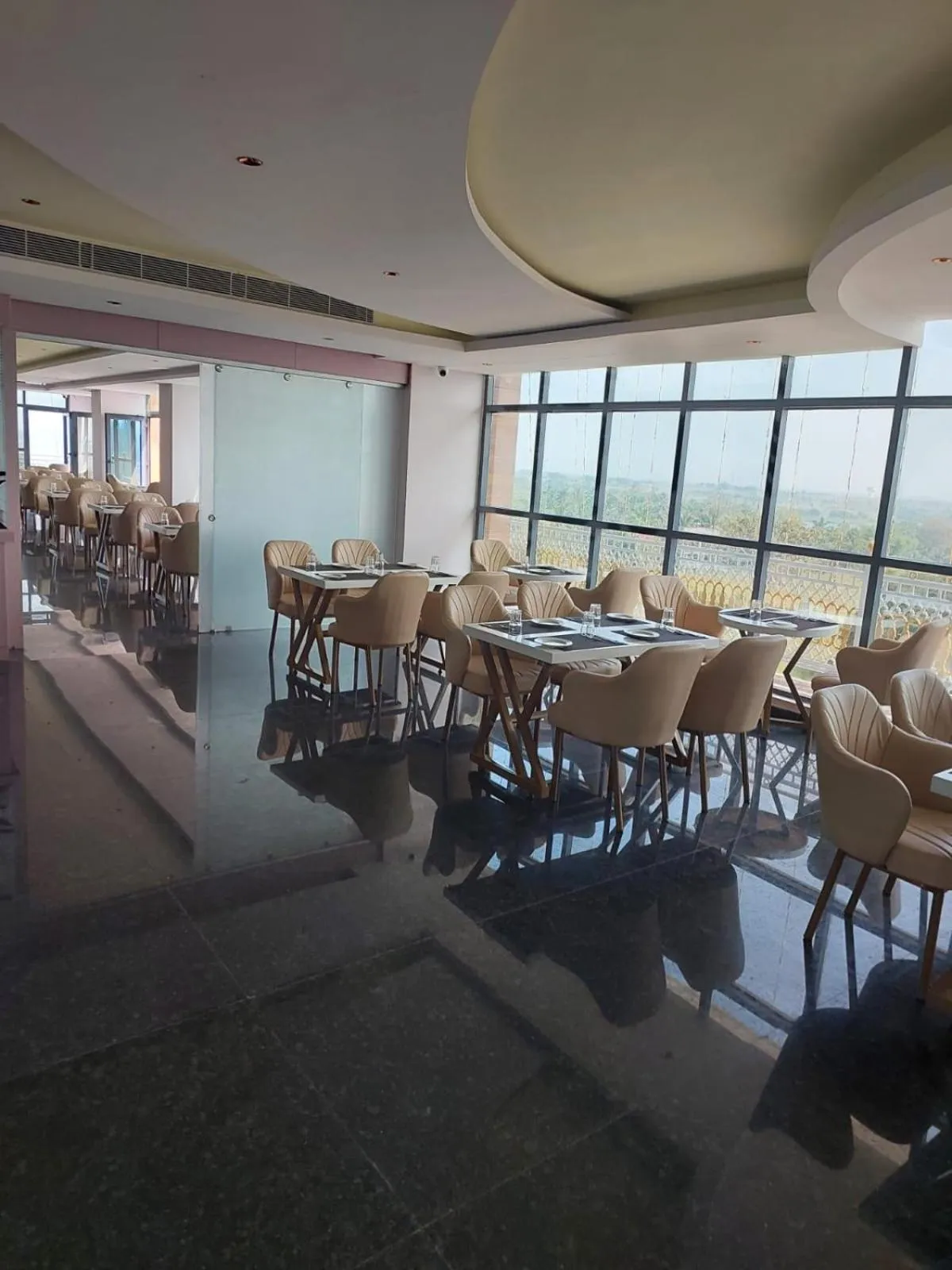 Restaurant/places to eat in Hotel Yathin