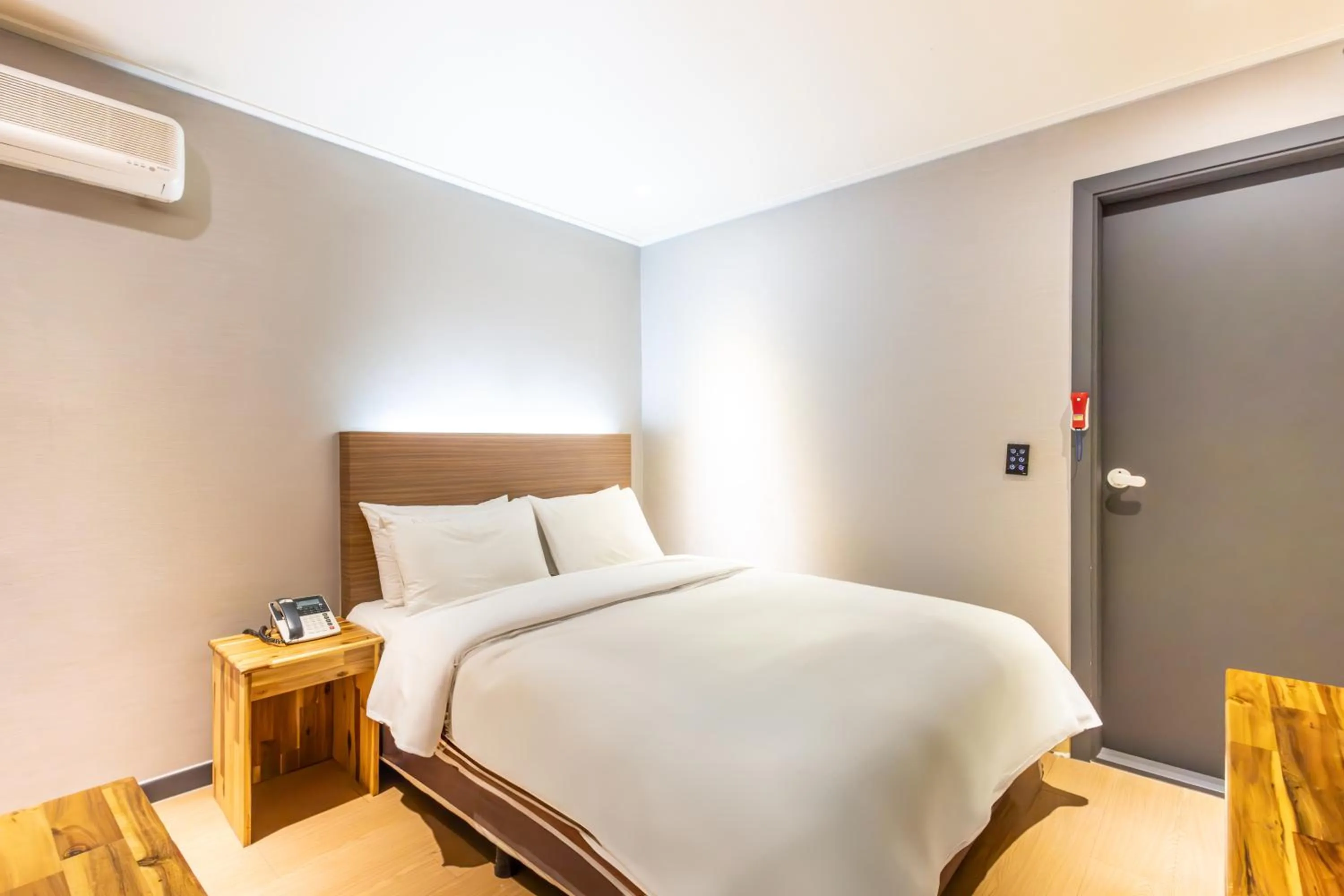 Bedroom, Bed in illuwa M