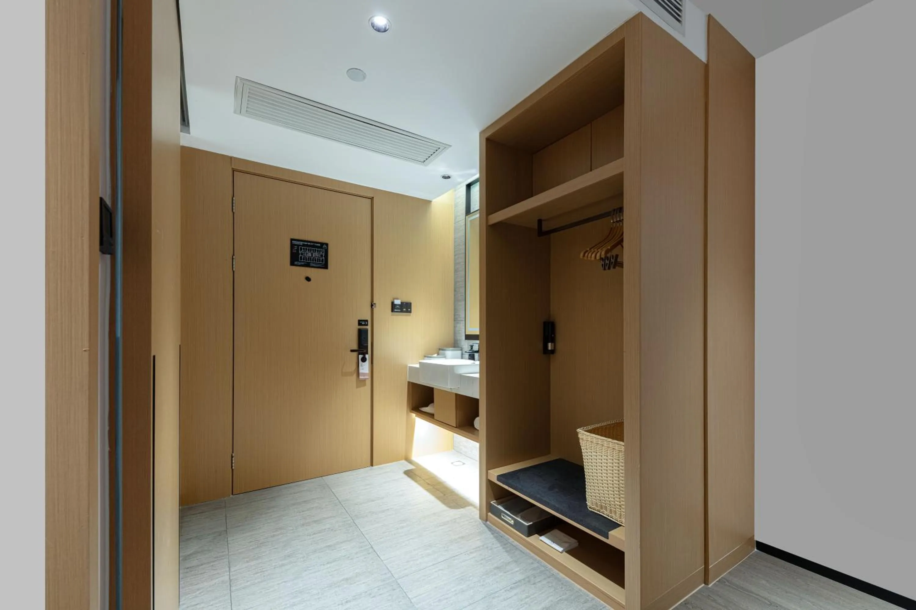wardrobe in Atour Hotel Hangzhou Binjiang Binwen Road
