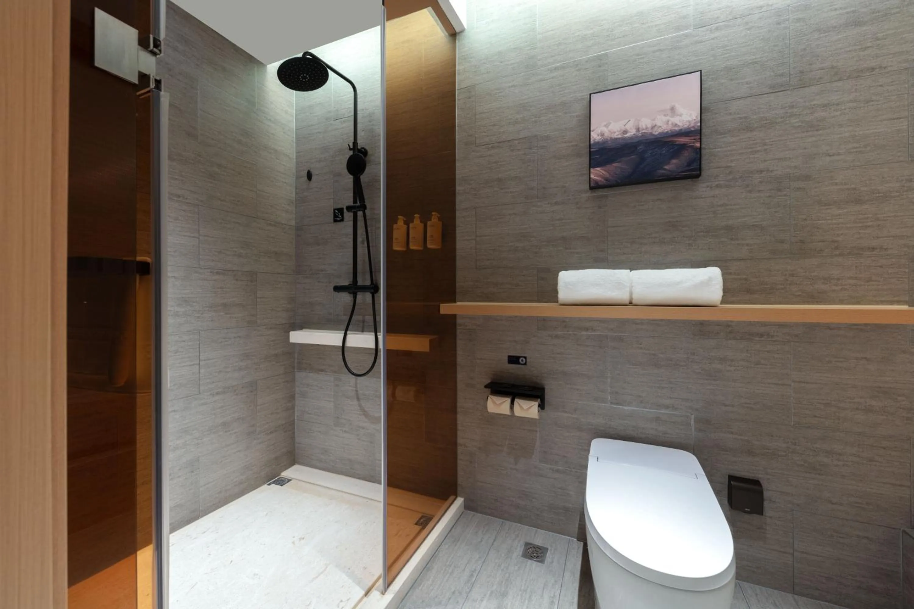 Shower in Atour Hotel Hangzhou Binjiang Binwen Road