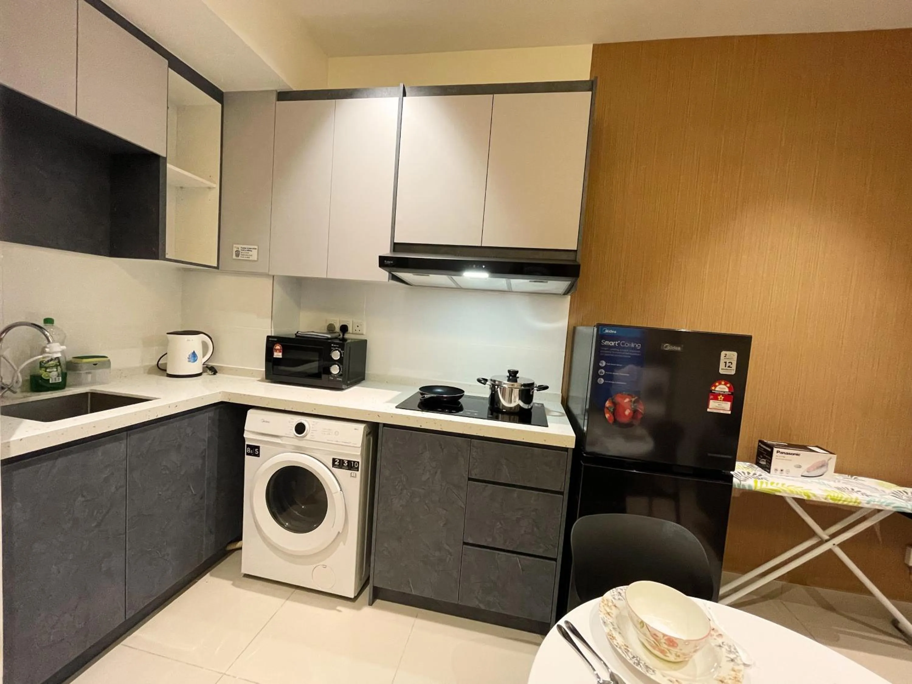 Kitchen or kitchenette in 121 Residences by The Homez Near One Utama, Starling Mall, Atria