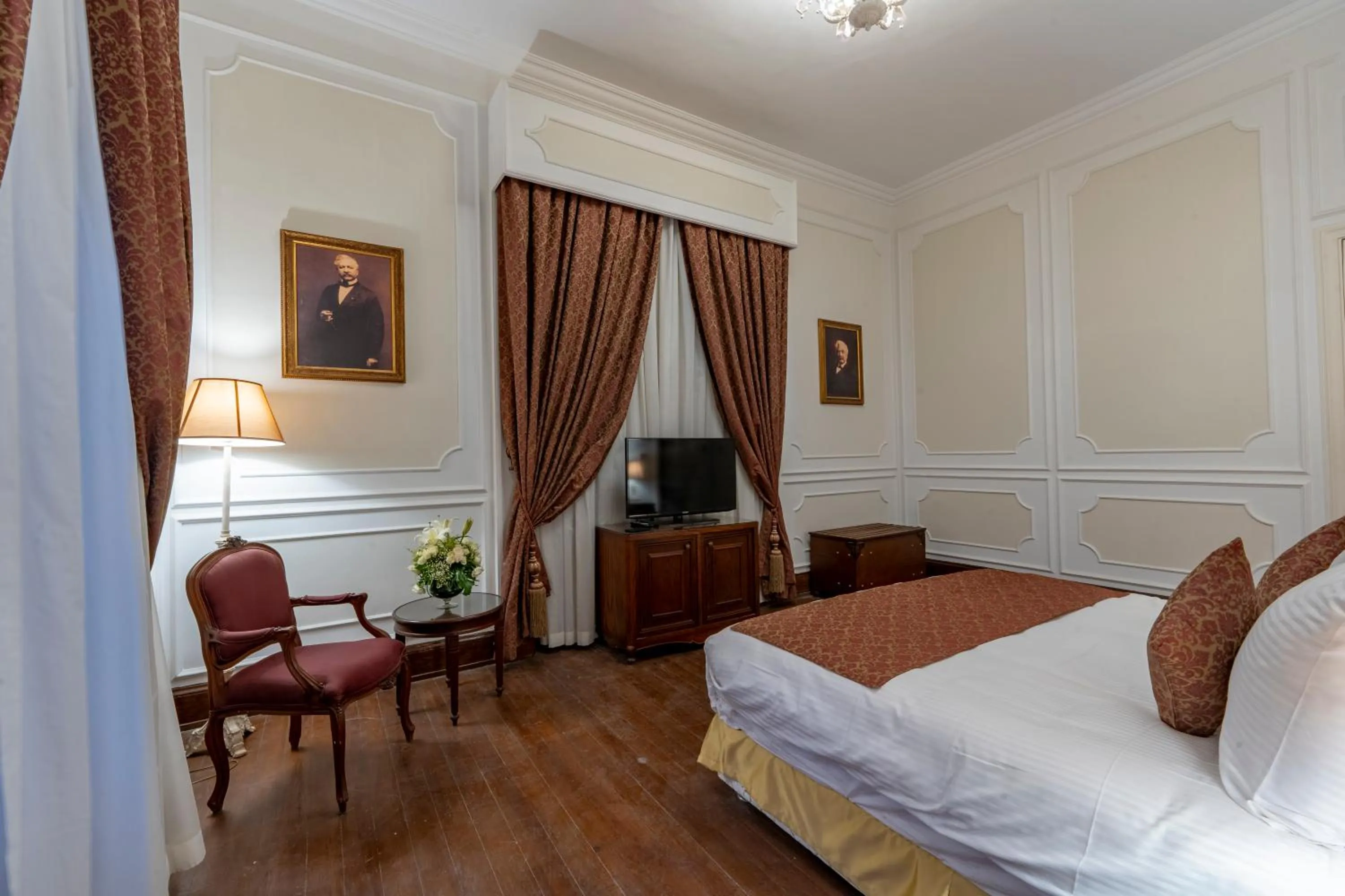 Bed in Maison Maxim De Lesseps