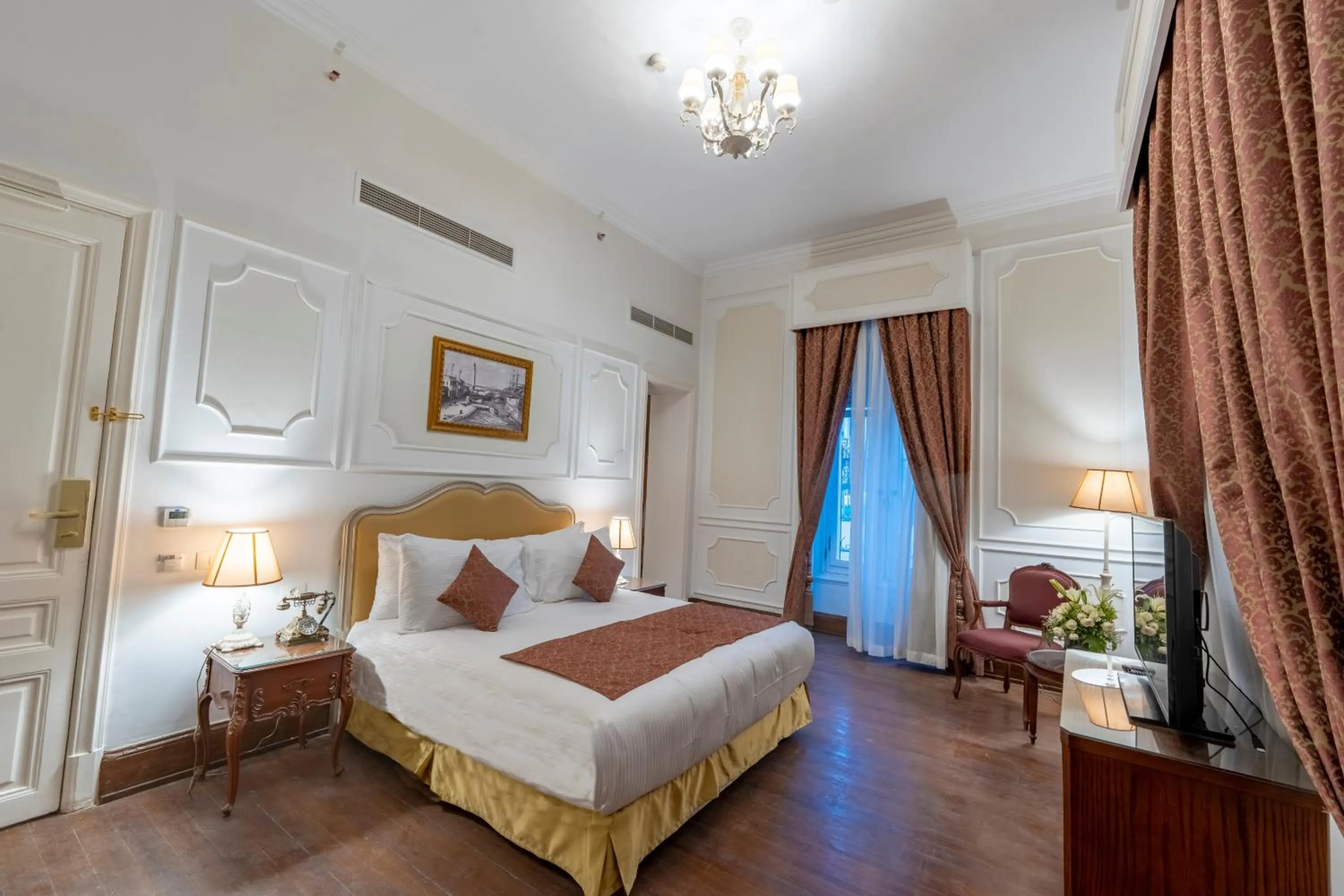 Bed in Maison Maxim De Lesseps