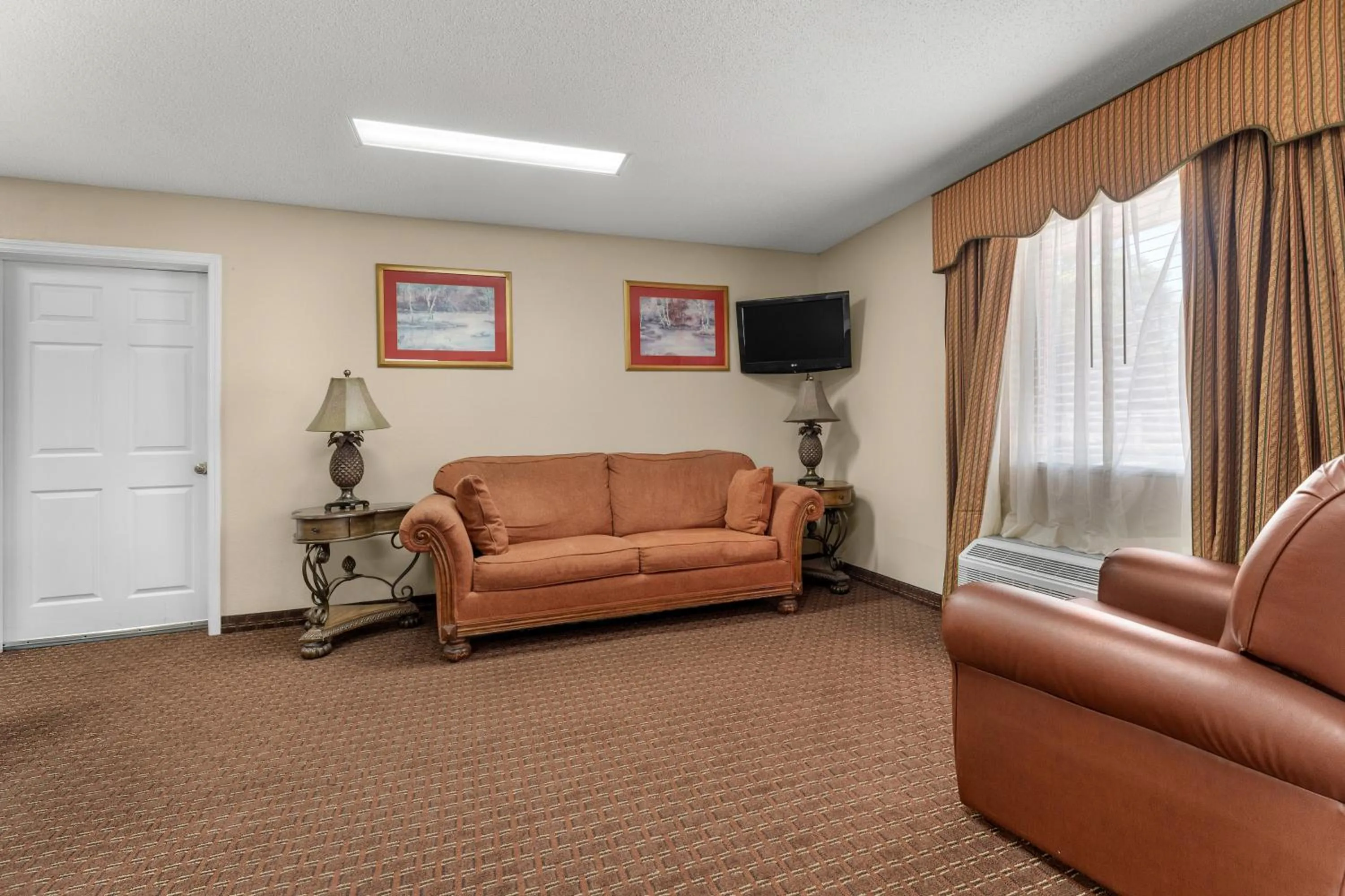Living room in Americas Best Value Inn-Montezuma