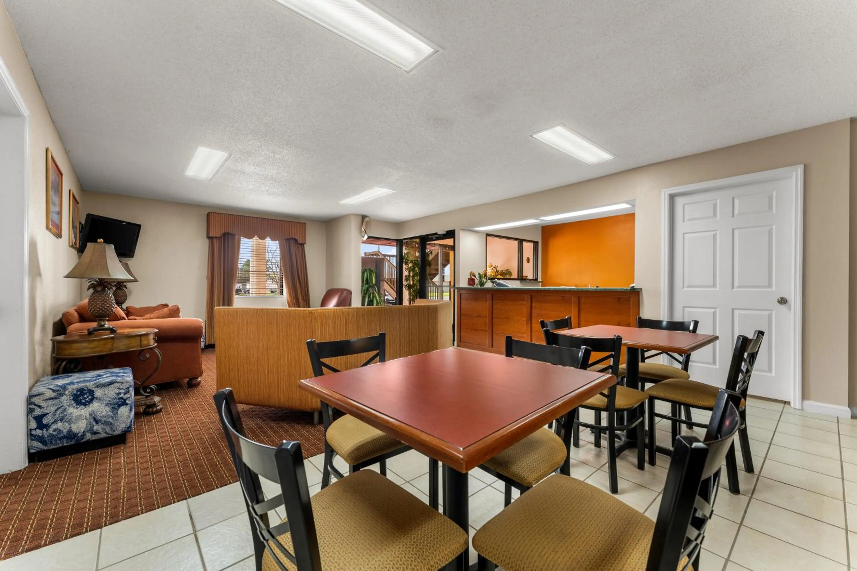 TV and multimedia in Americas Best Value Inn-Montezuma