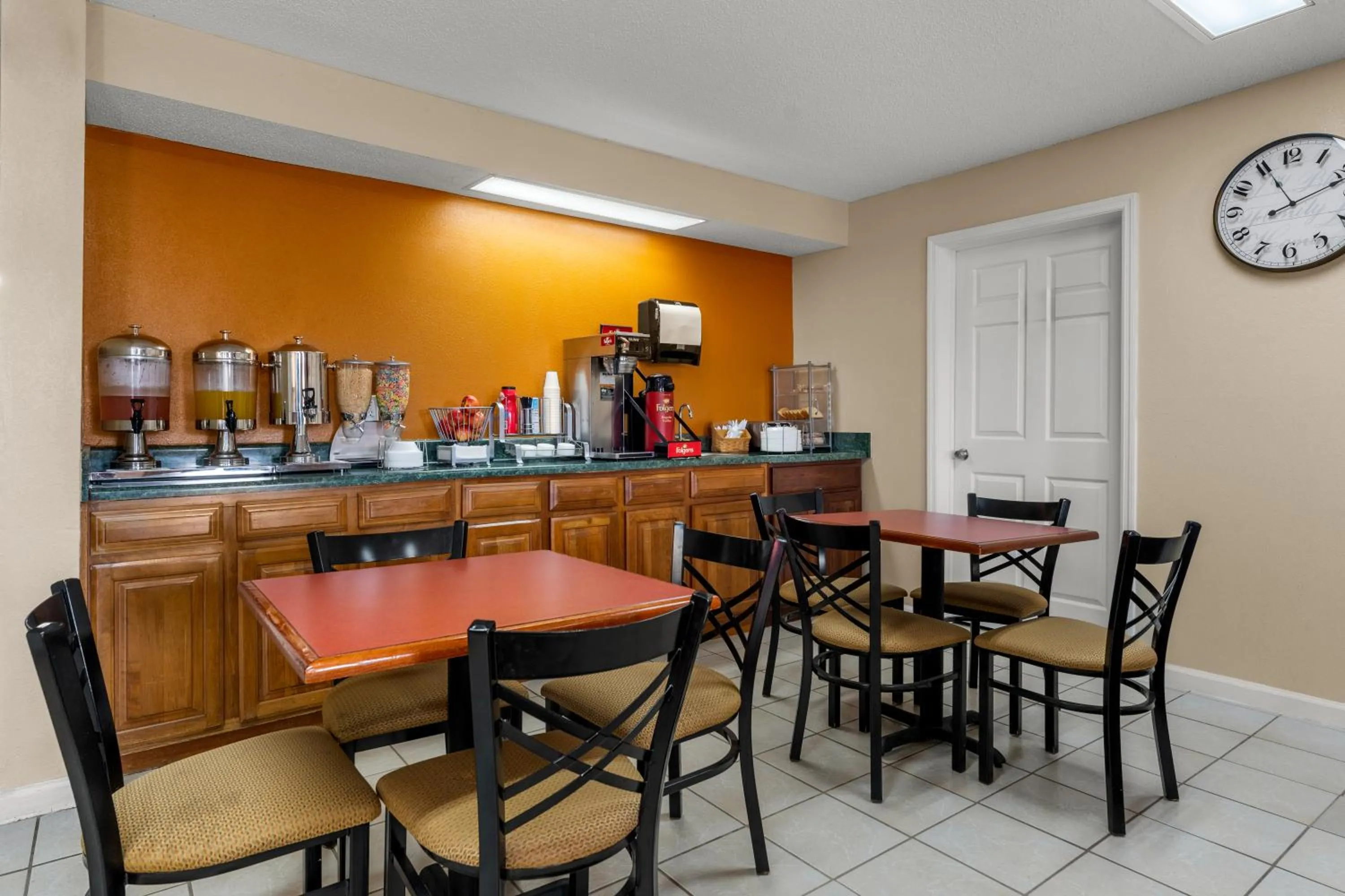 Coffee/tea facilities in Americas Best Value Inn-Montezuma