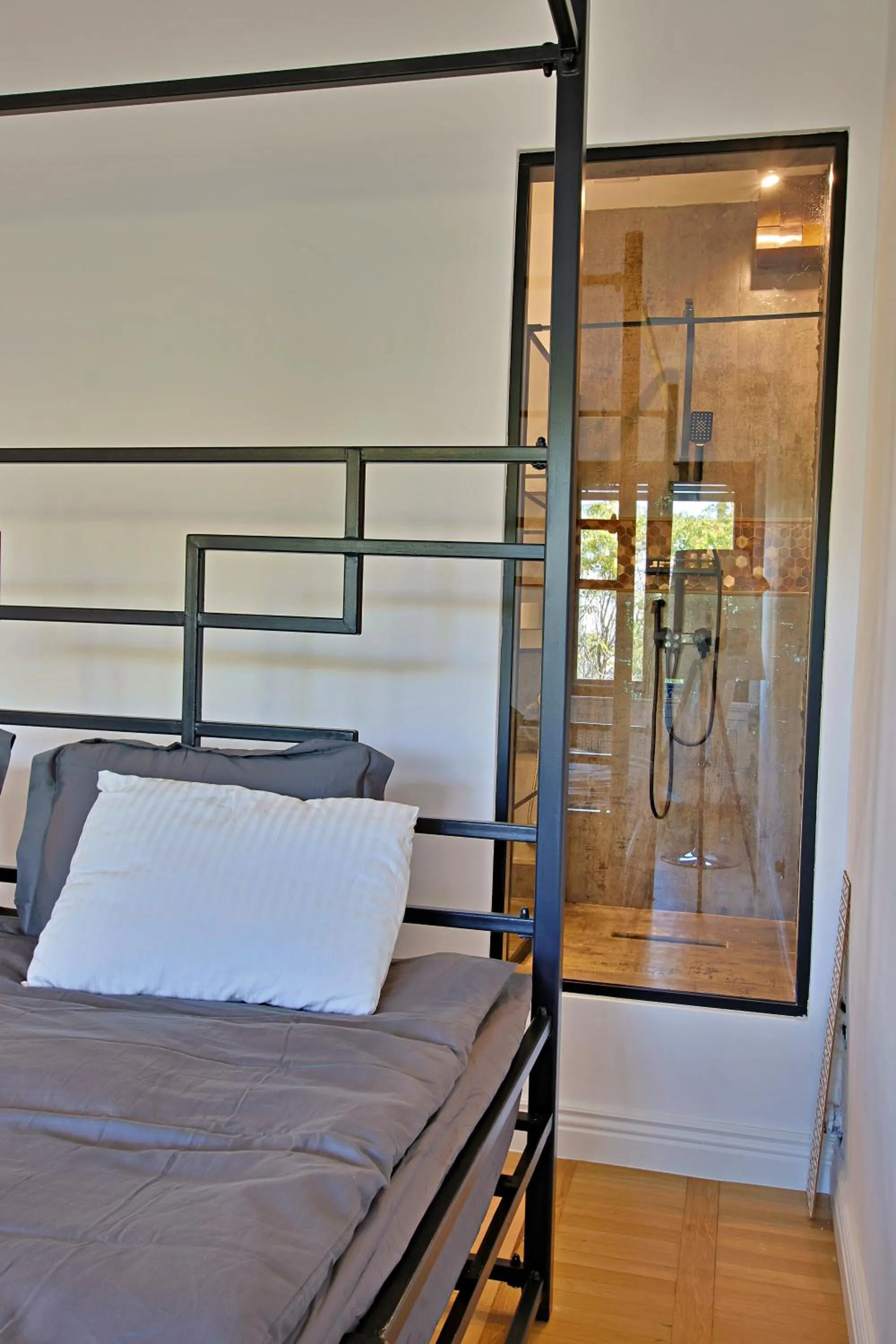 Shower, Bed in Art Boutique Residence