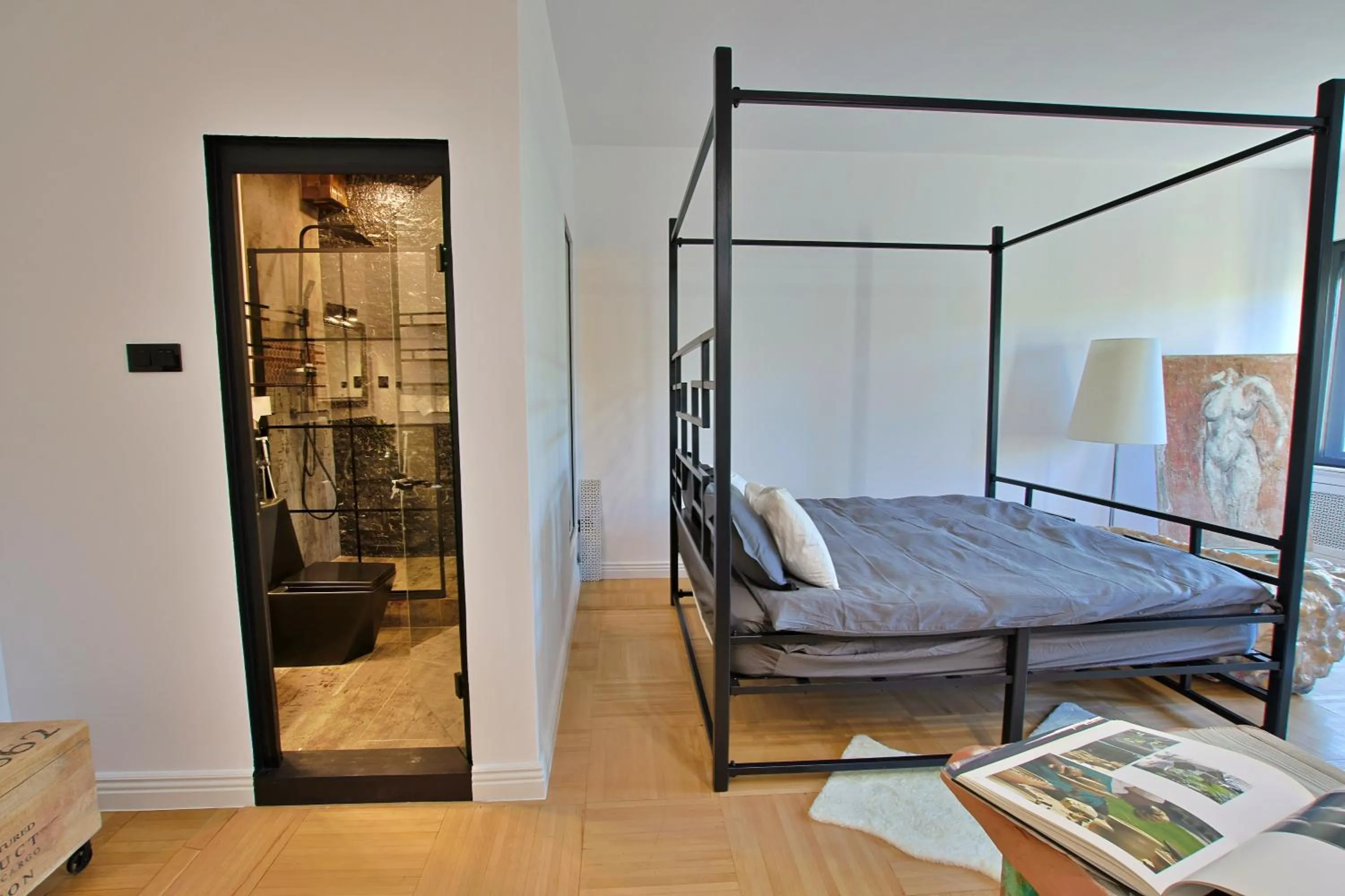 Shower, Bed in Art Boutique Residence