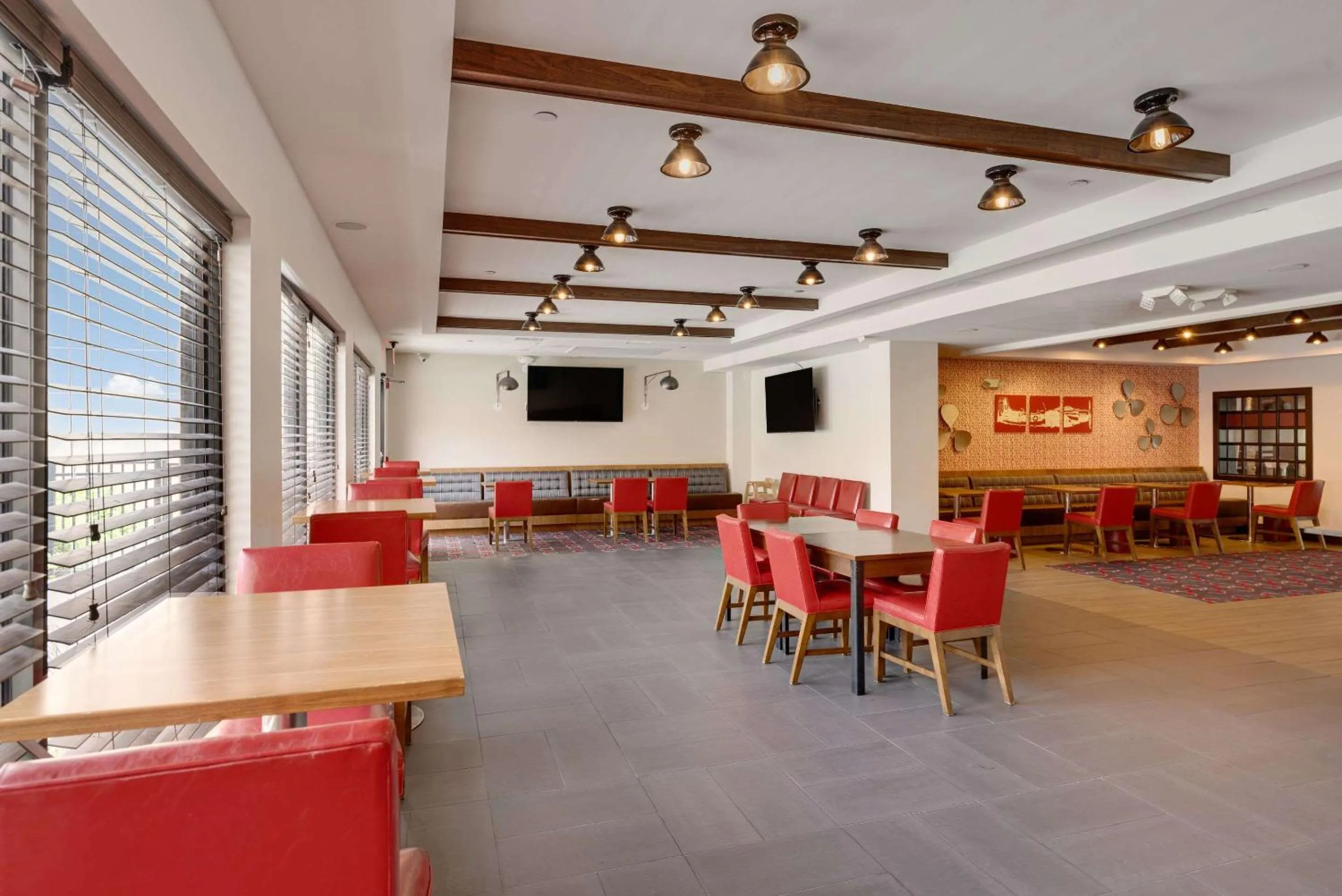 Restaurant/places to eat in The Crossroads Hotel - Newburgh