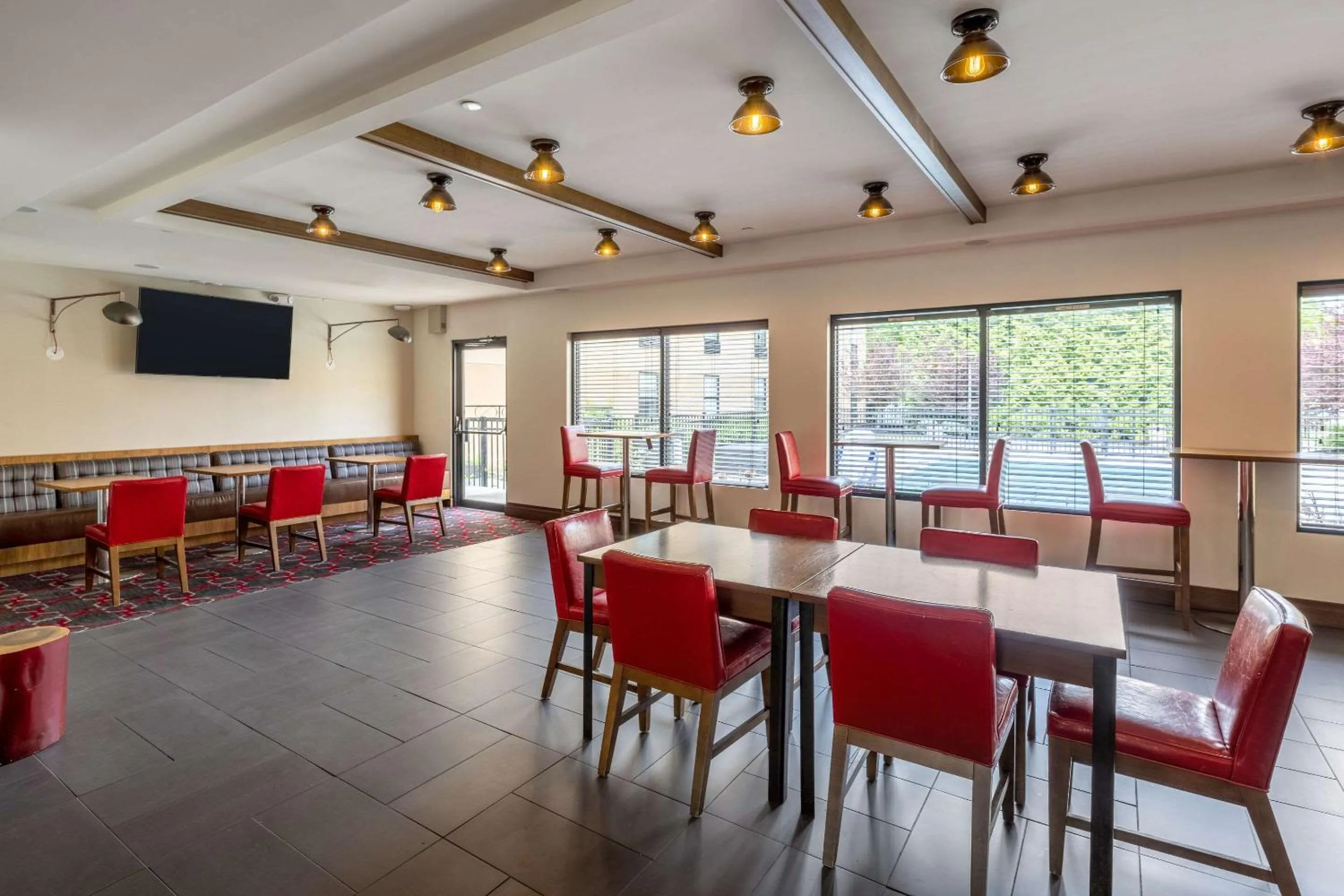 Restaurant/places to eat in The Crossroads Hotel - Newburgh