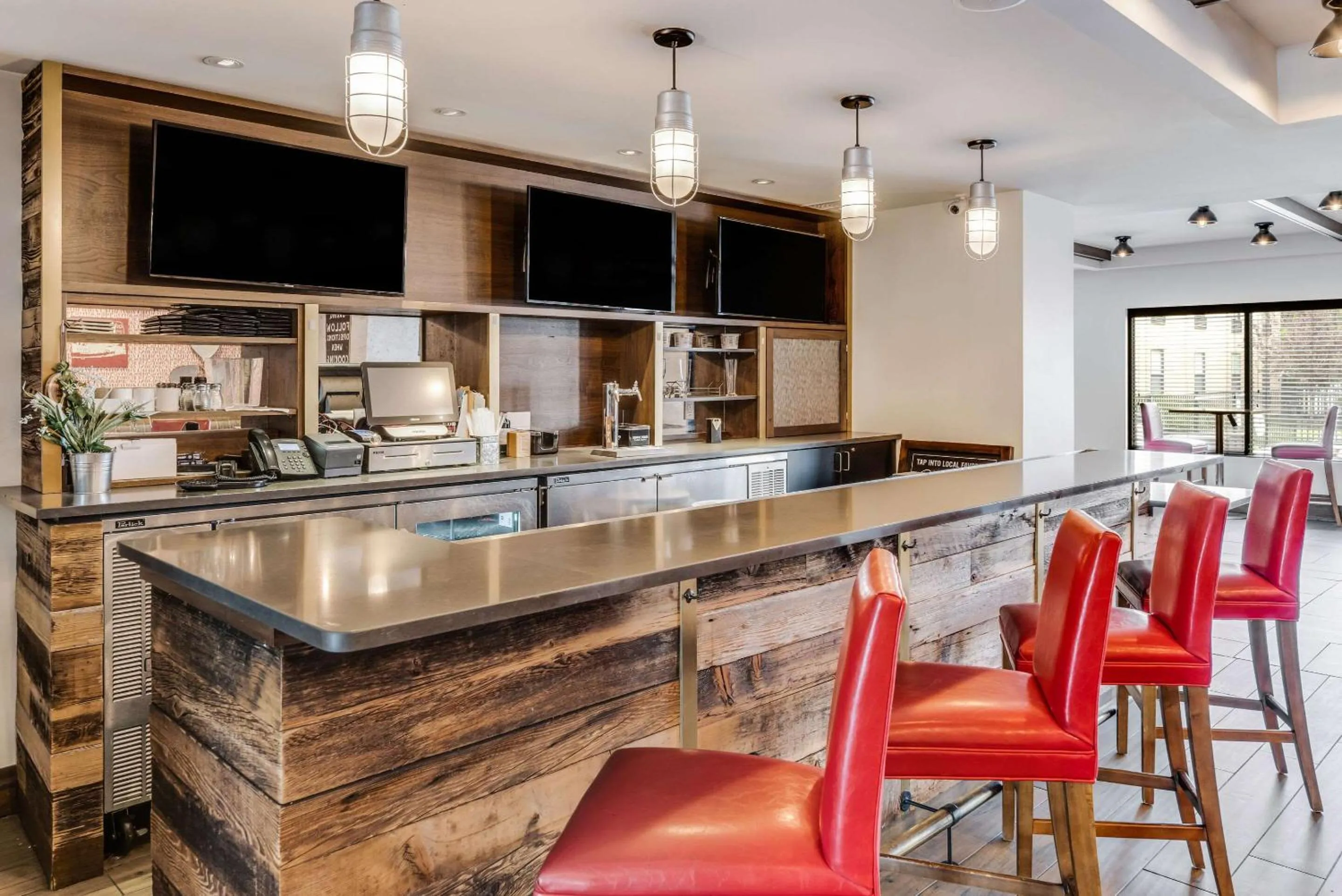 Restaurant/places to eat in The Crossroads Hotel - Newburgh