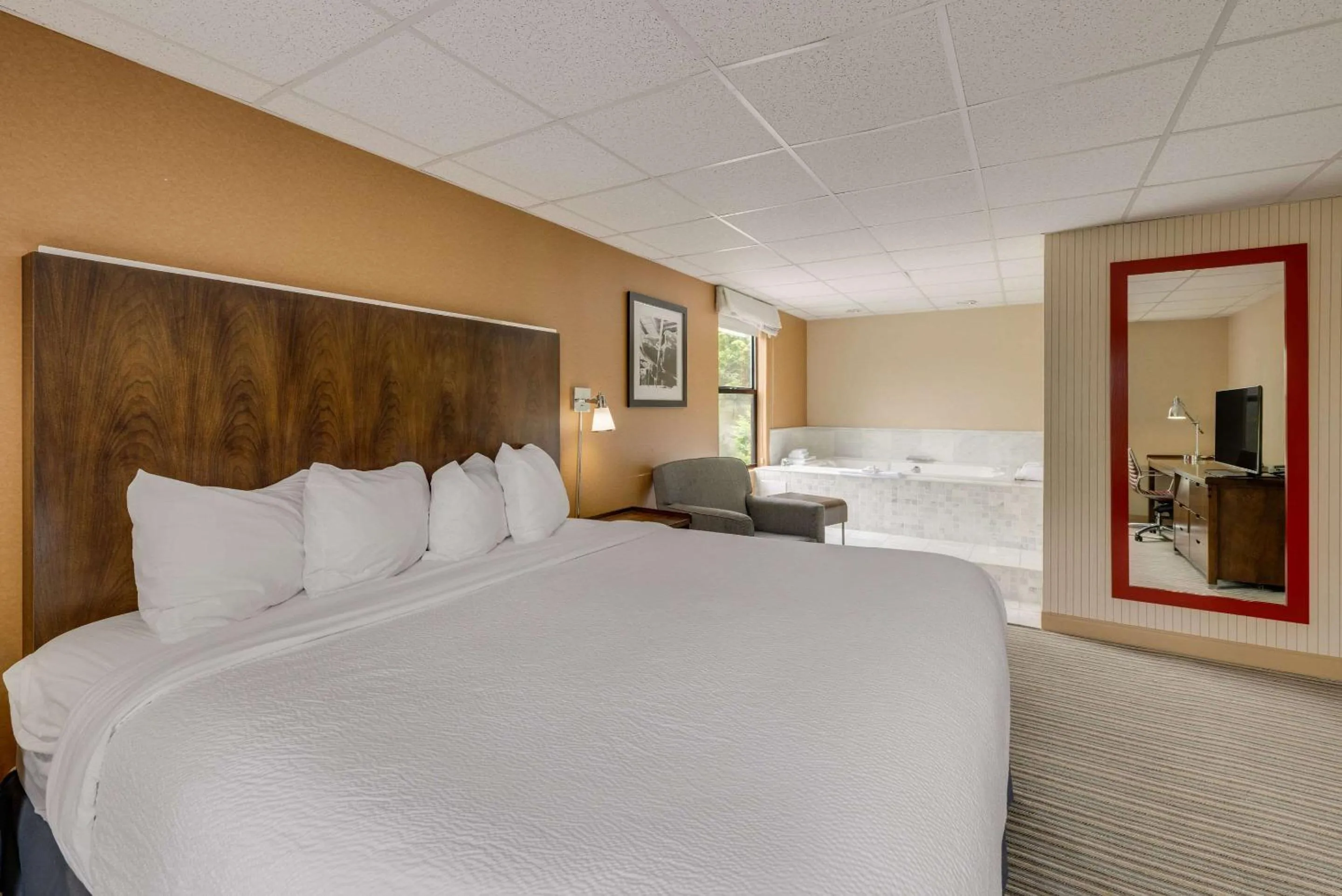 Photo of the whole room, Bed in The Crossroads Hotel - Newburgh