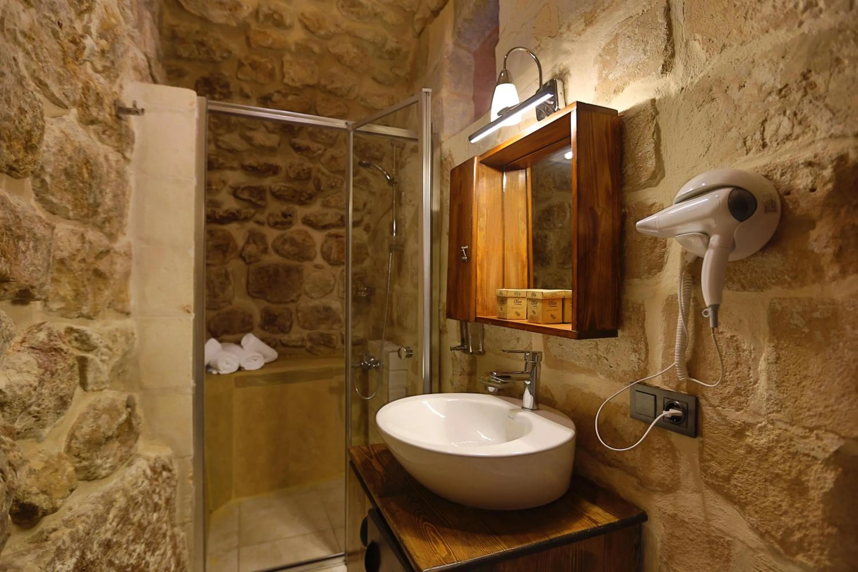 Shower in Aryan Butik Otel