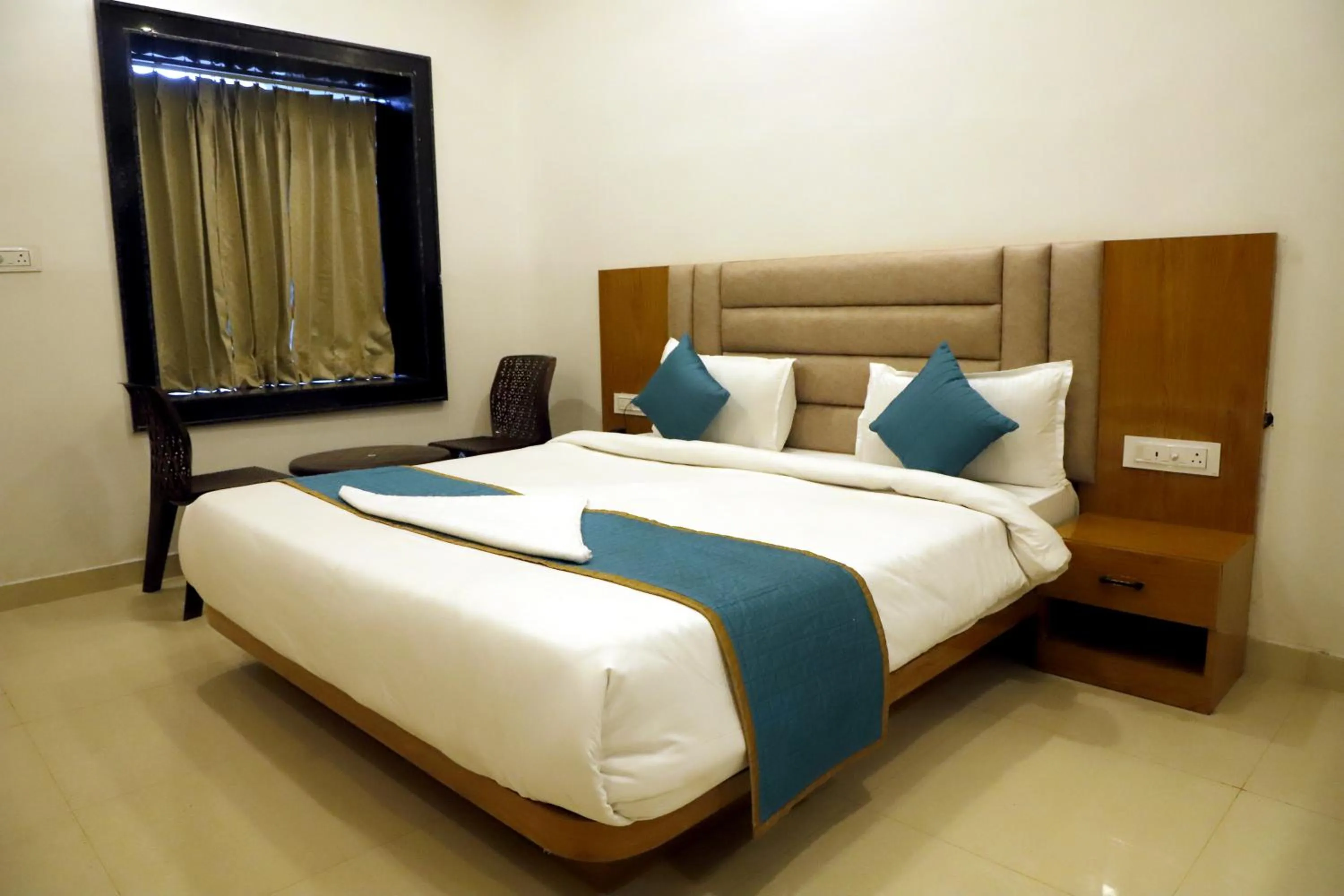 Living room, Bed in Kesariya Bagh Resort Pushkar