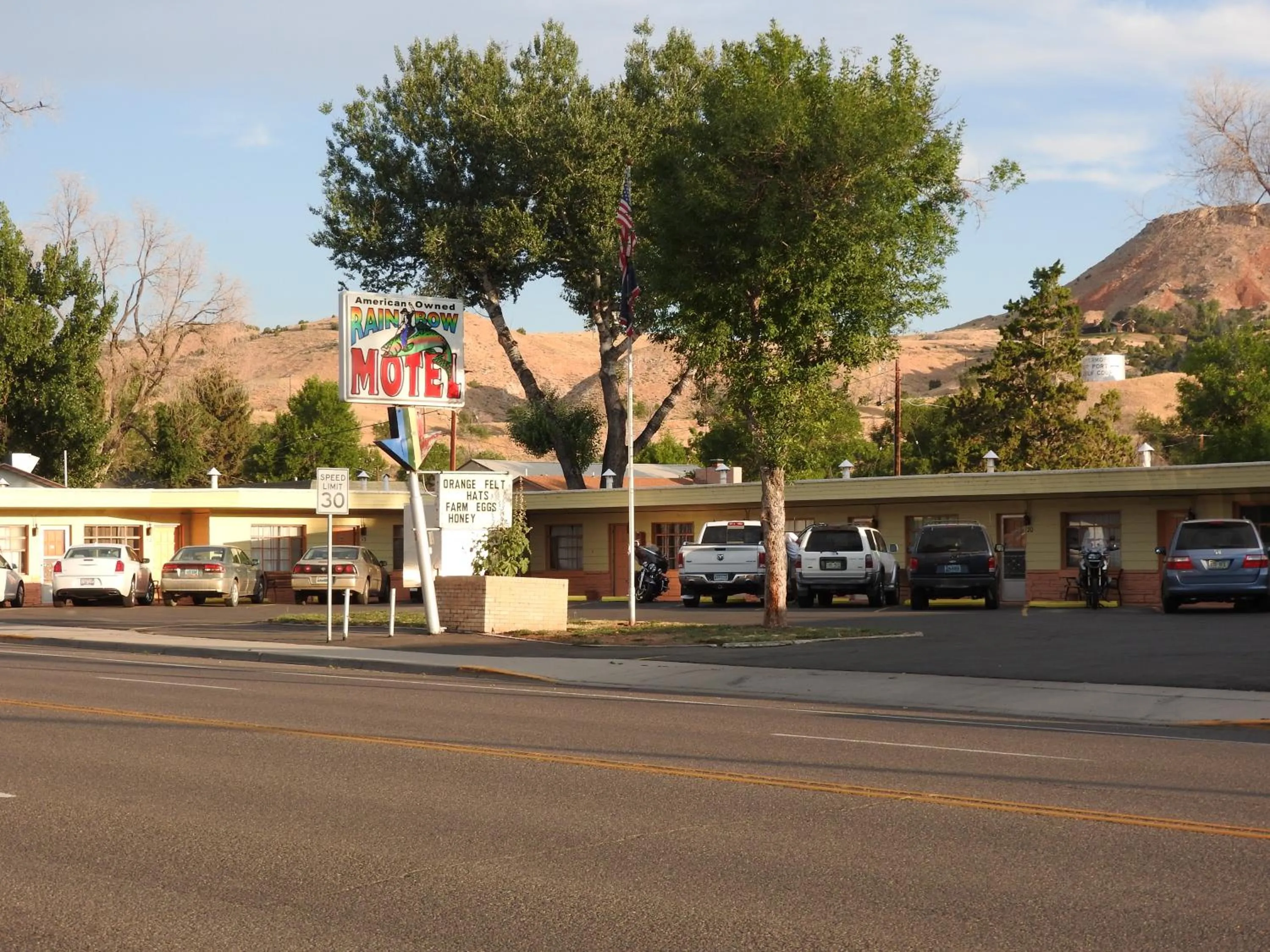 Facade/entrance in Rainbow Motel