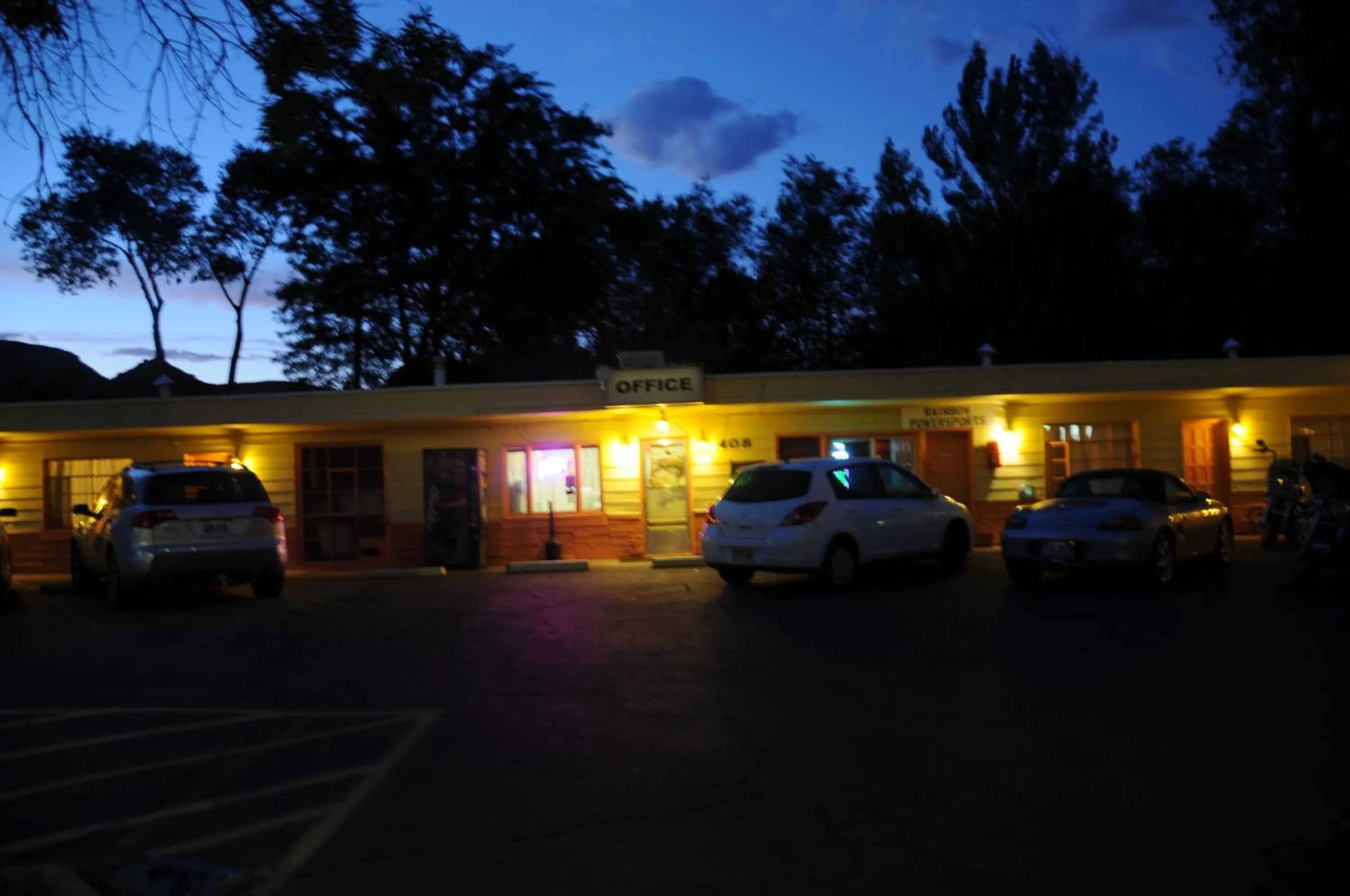 Facade/entrance in Rainbow Motel