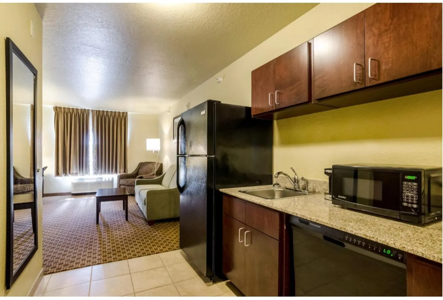 Kitchen or kitchenette, Bed in Cobblestone Inn & Suites Cambridge