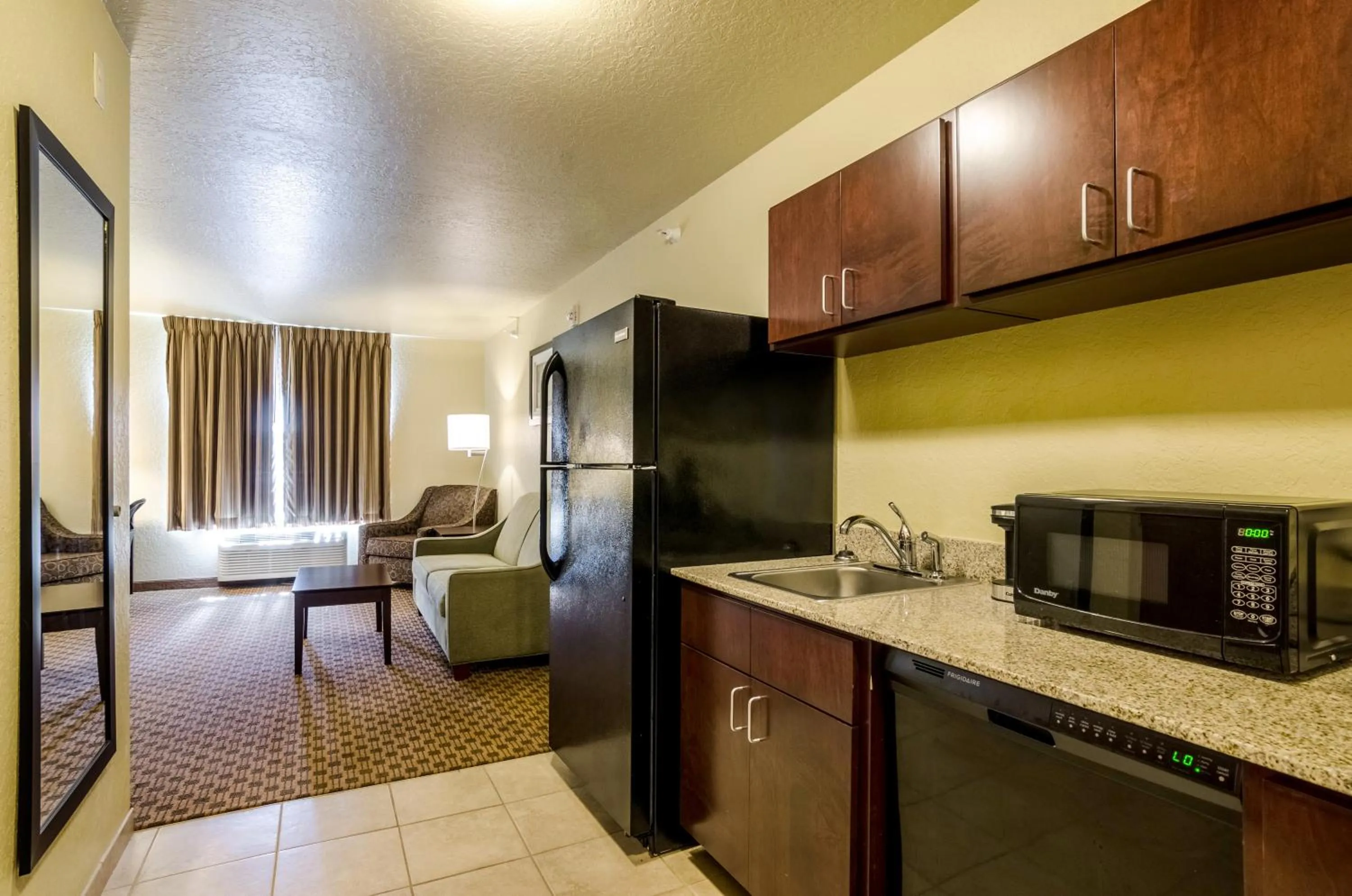 Kitchen or kitchenette, Bed in Cobblestone Inn & Suites Cambridge