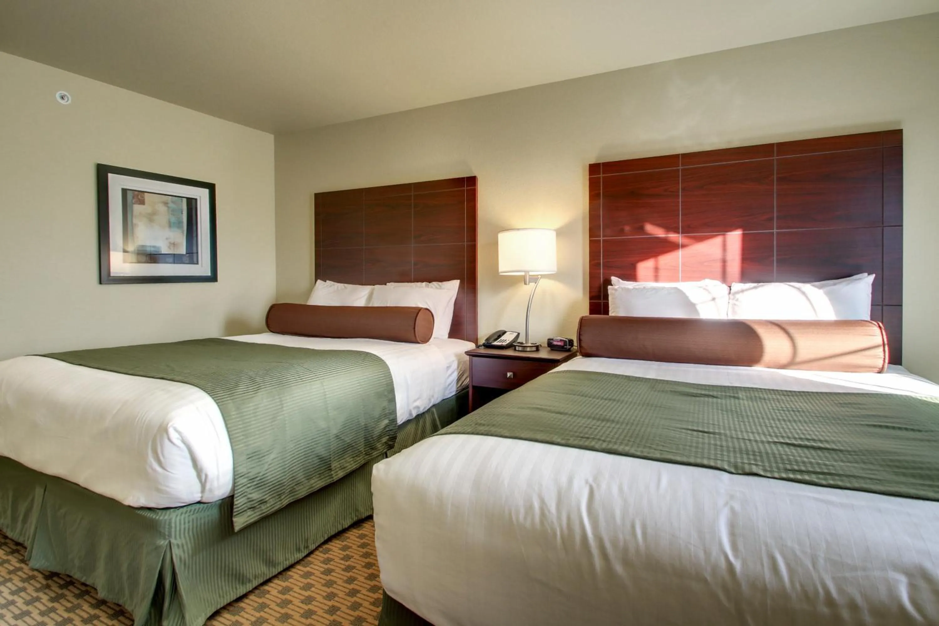Bed in Cobblestone Inn & Suites Cambridge