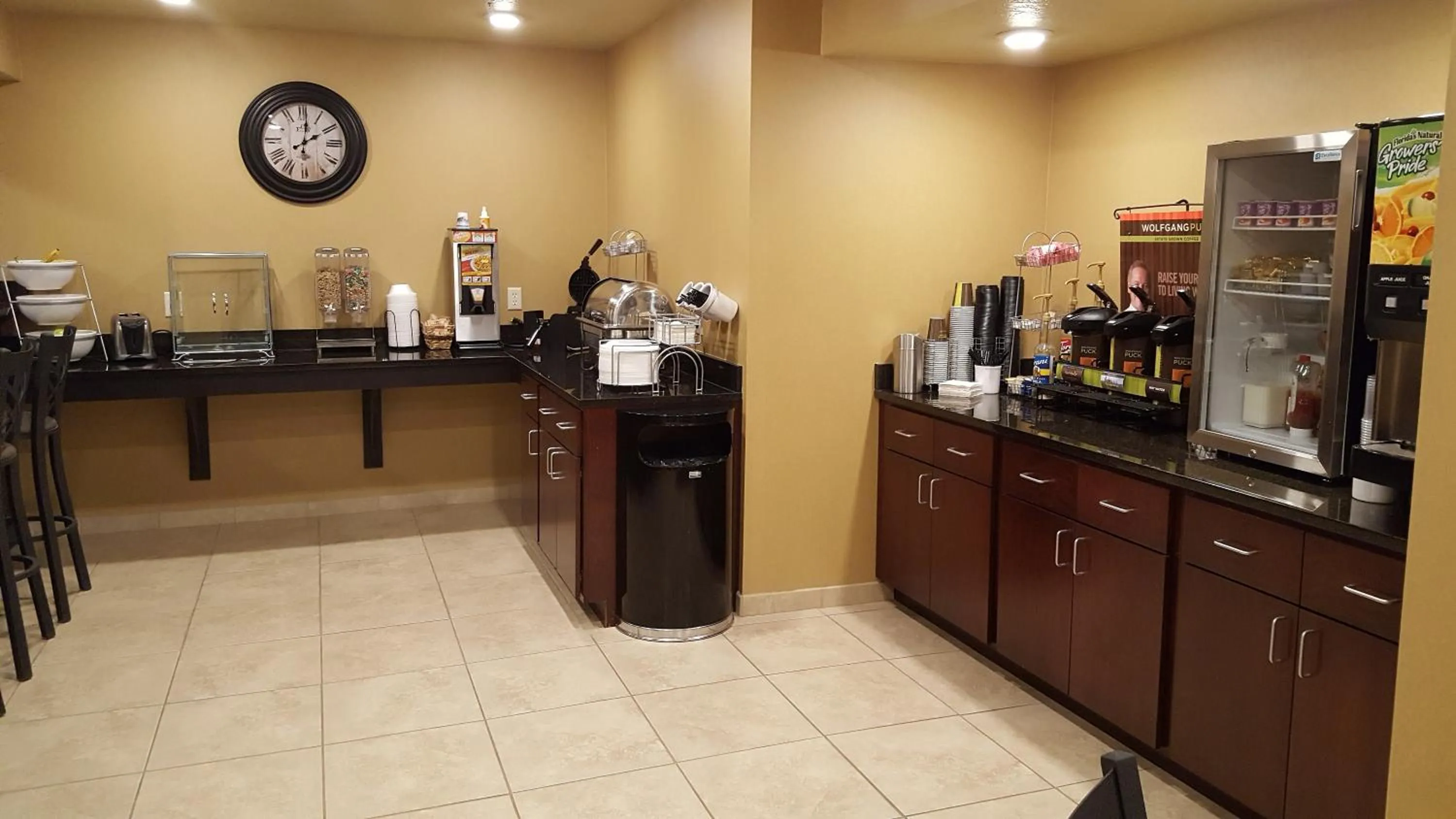 Coffee/tea facilities in Cobblestone Inn & Suites Cambridge