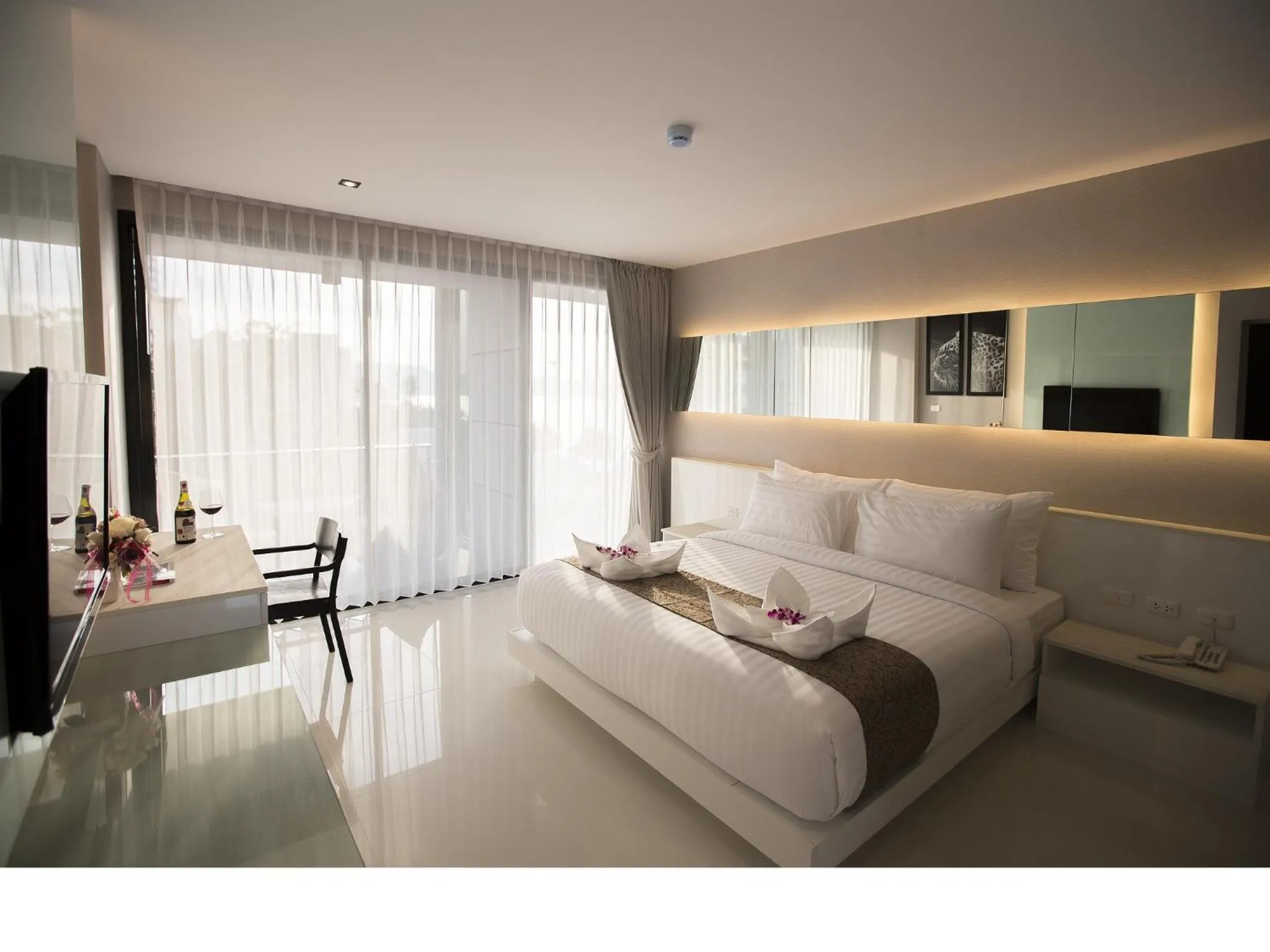 Photo of the whole room, Bed in Serenotel Pattaya