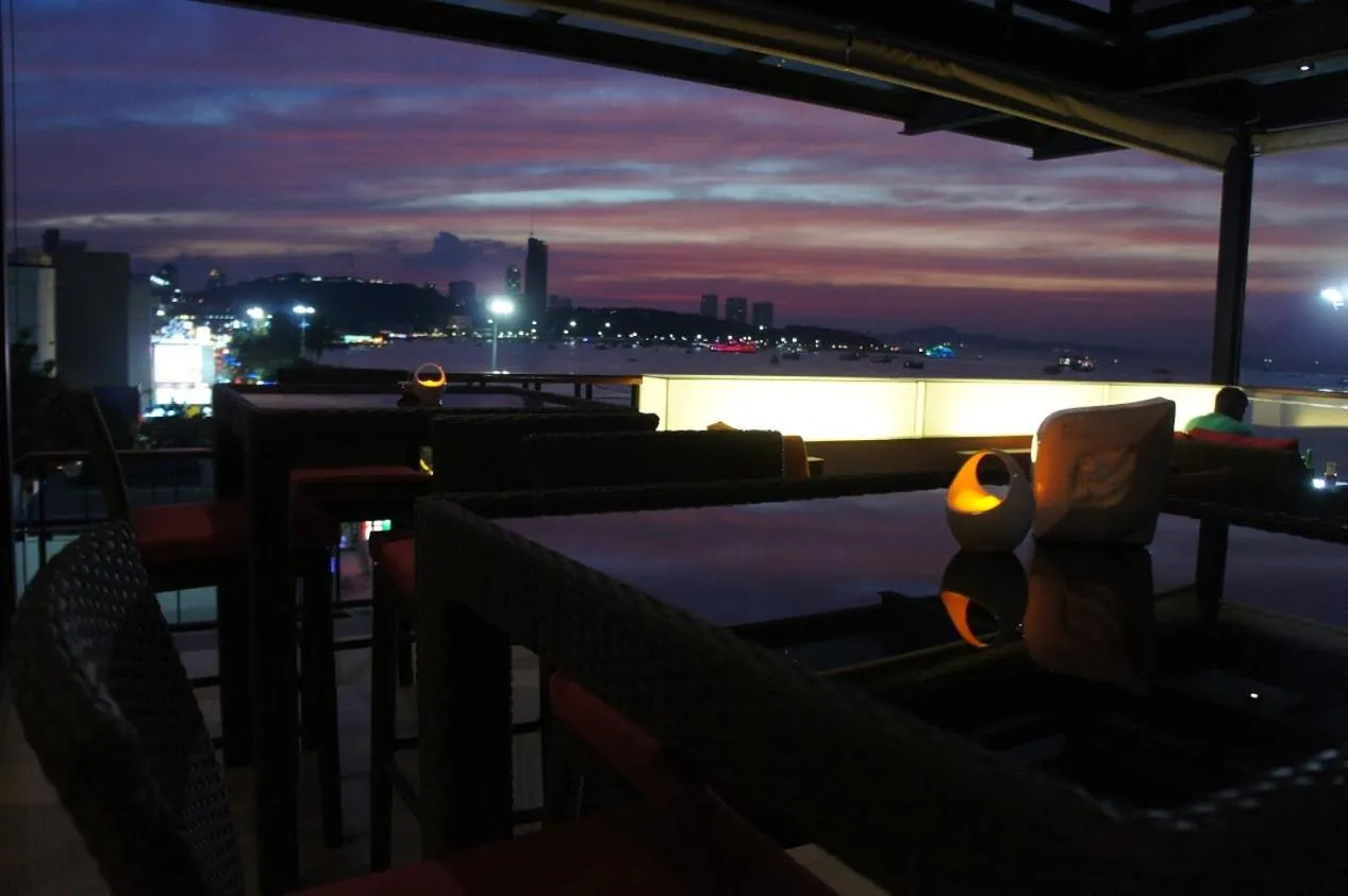 Lounge or bar in Serenotel Pattaya