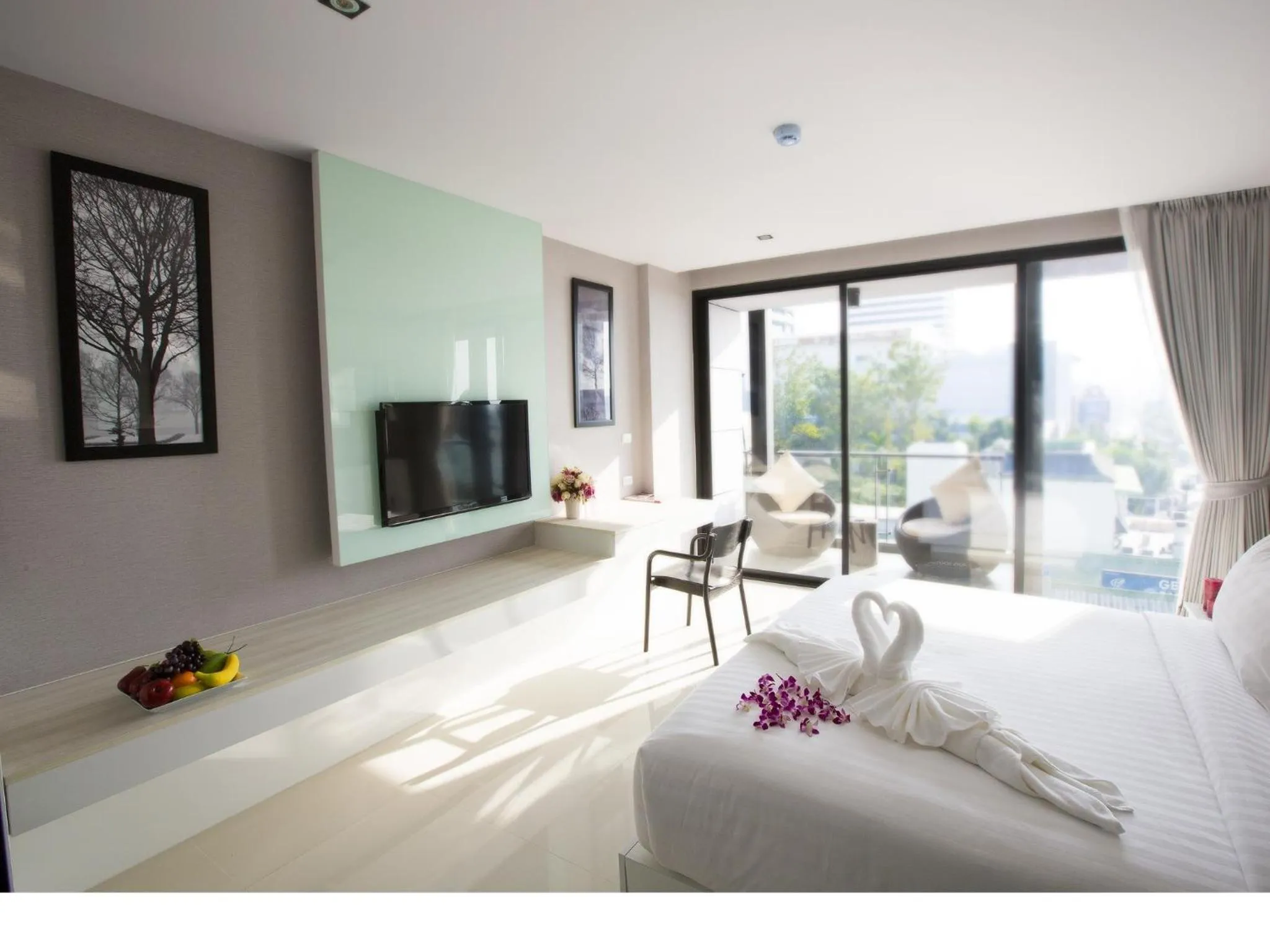 Photo of the whole room, Bed in Serenotel Pattaya