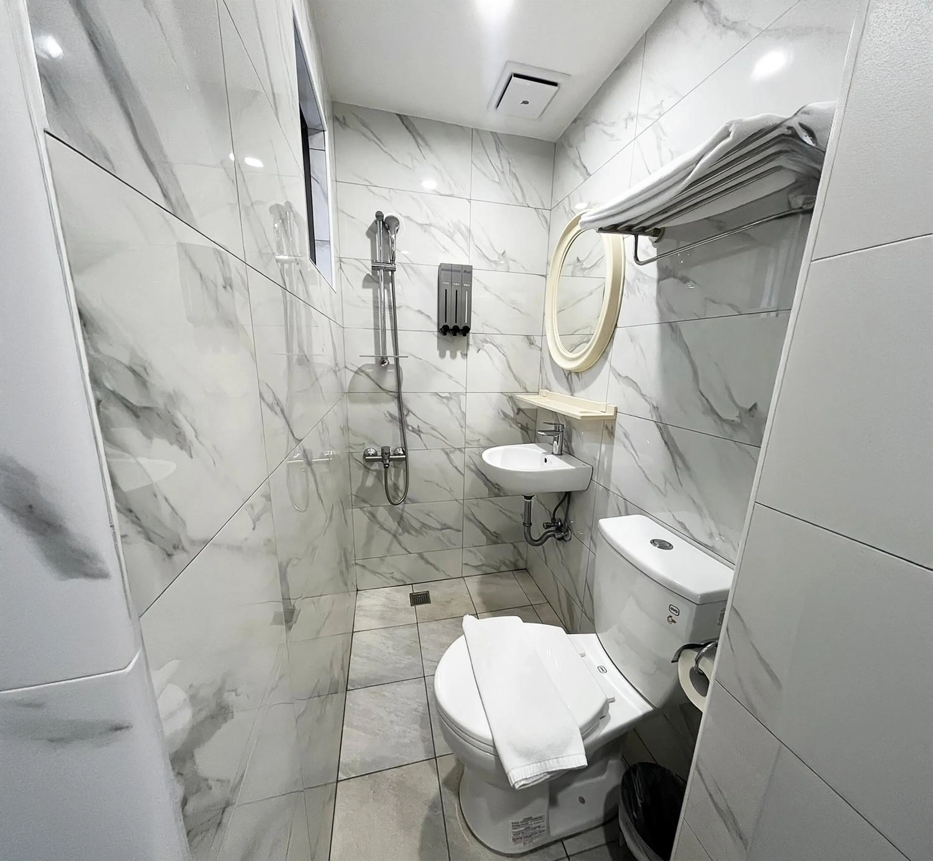 Toilet in Light Hostel