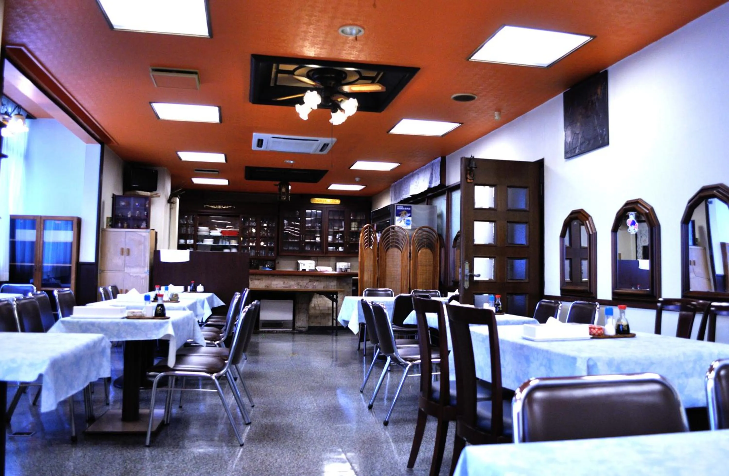 Restaurant/places to eat in Hotel Los Inn Kochi