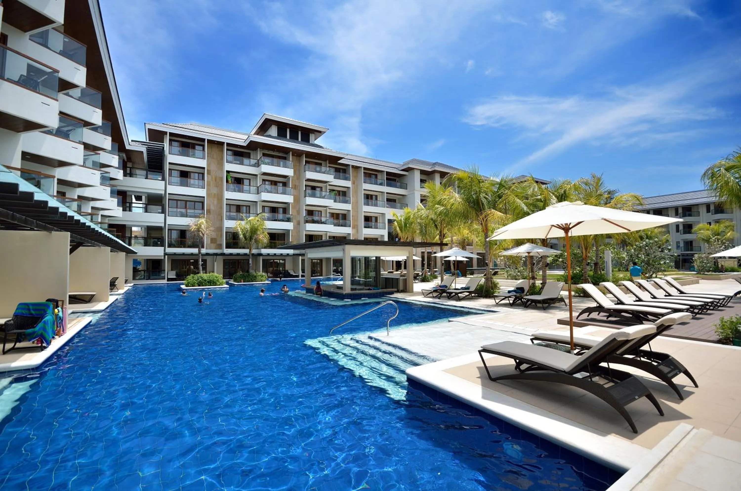 Swimming pool in Henann Resort Alona Beach