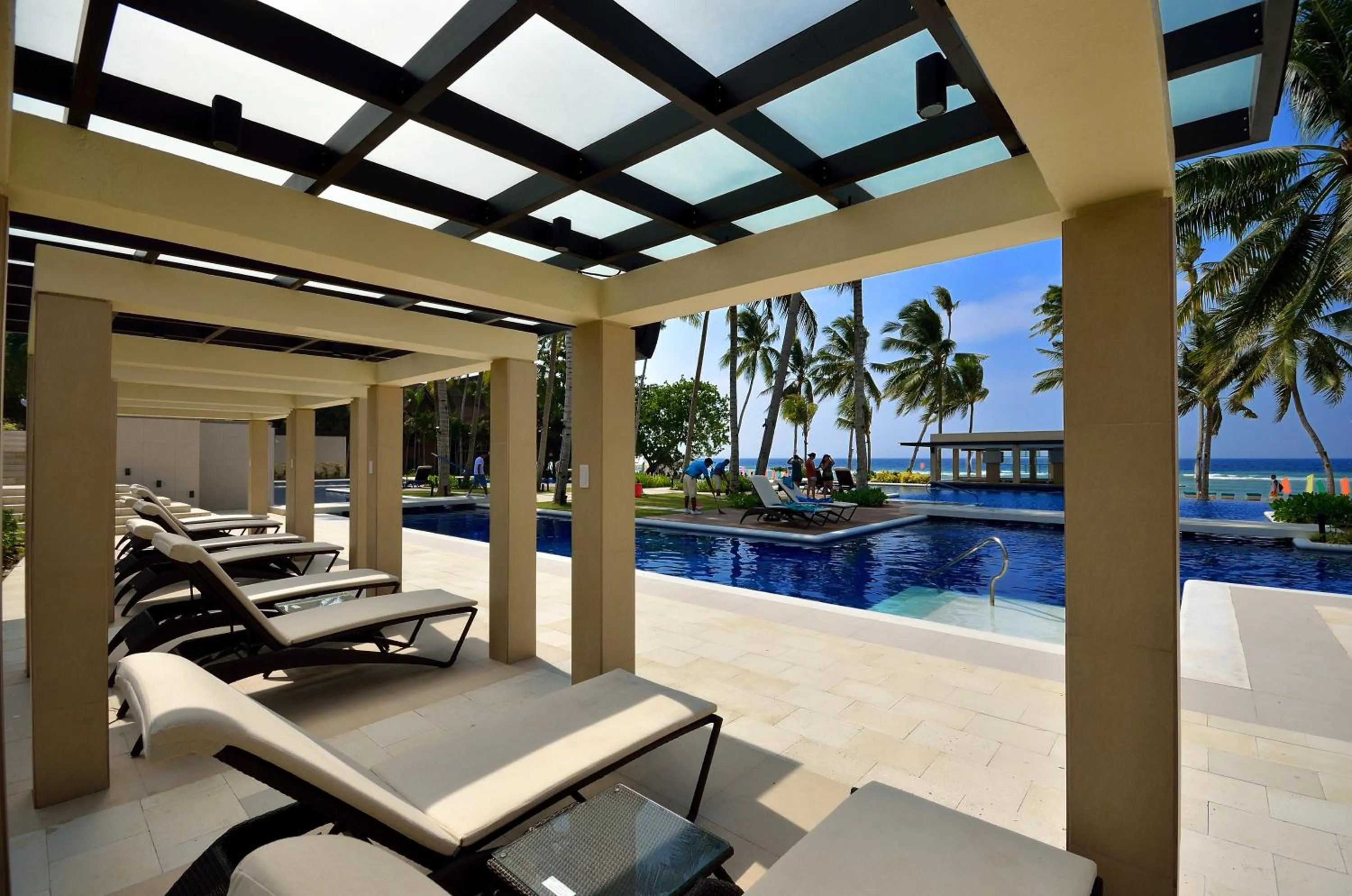 Swimming pool in Henann Resort Alona Beach