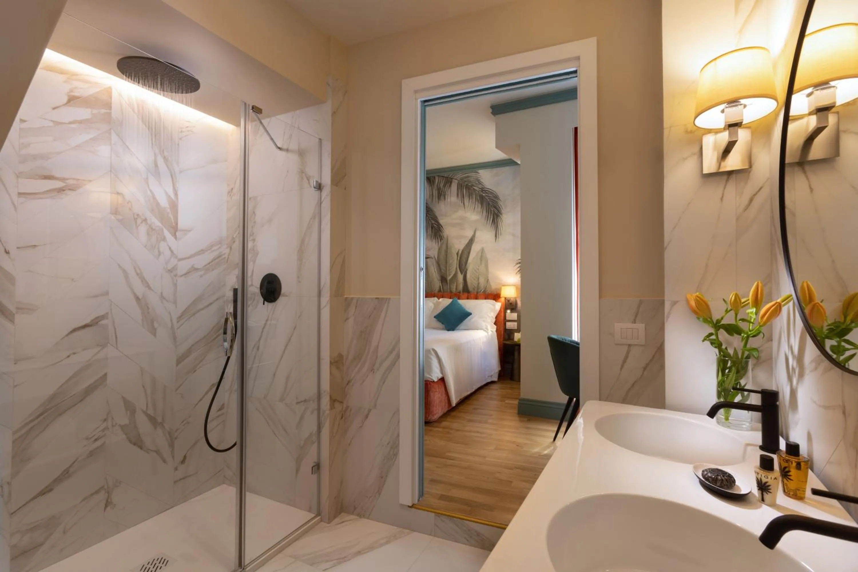 Bathroom, Bed in La Malandrina - Apartments & Suites