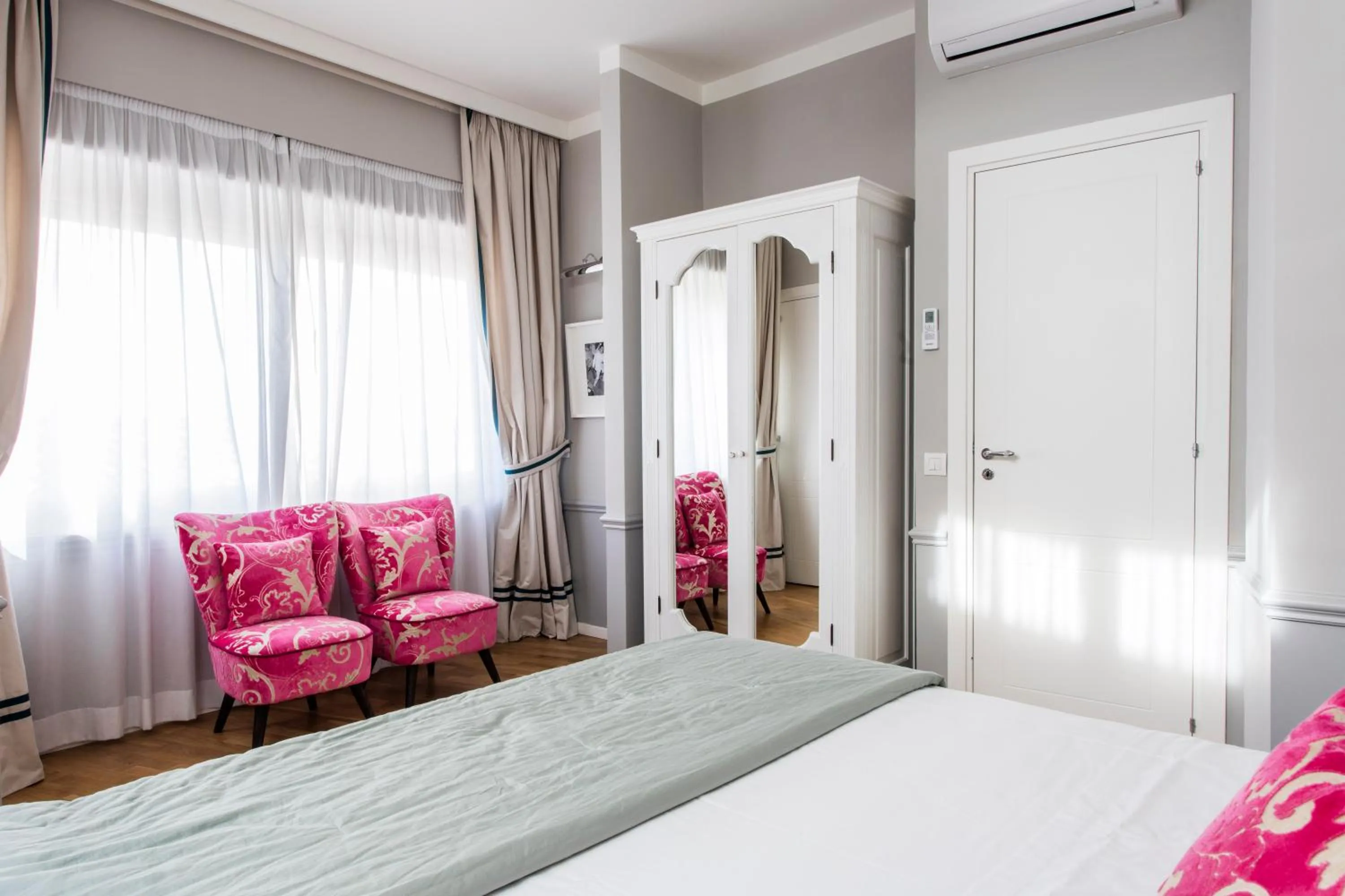 Bedroom, Bed in La Malandrina - Apartments & Suites