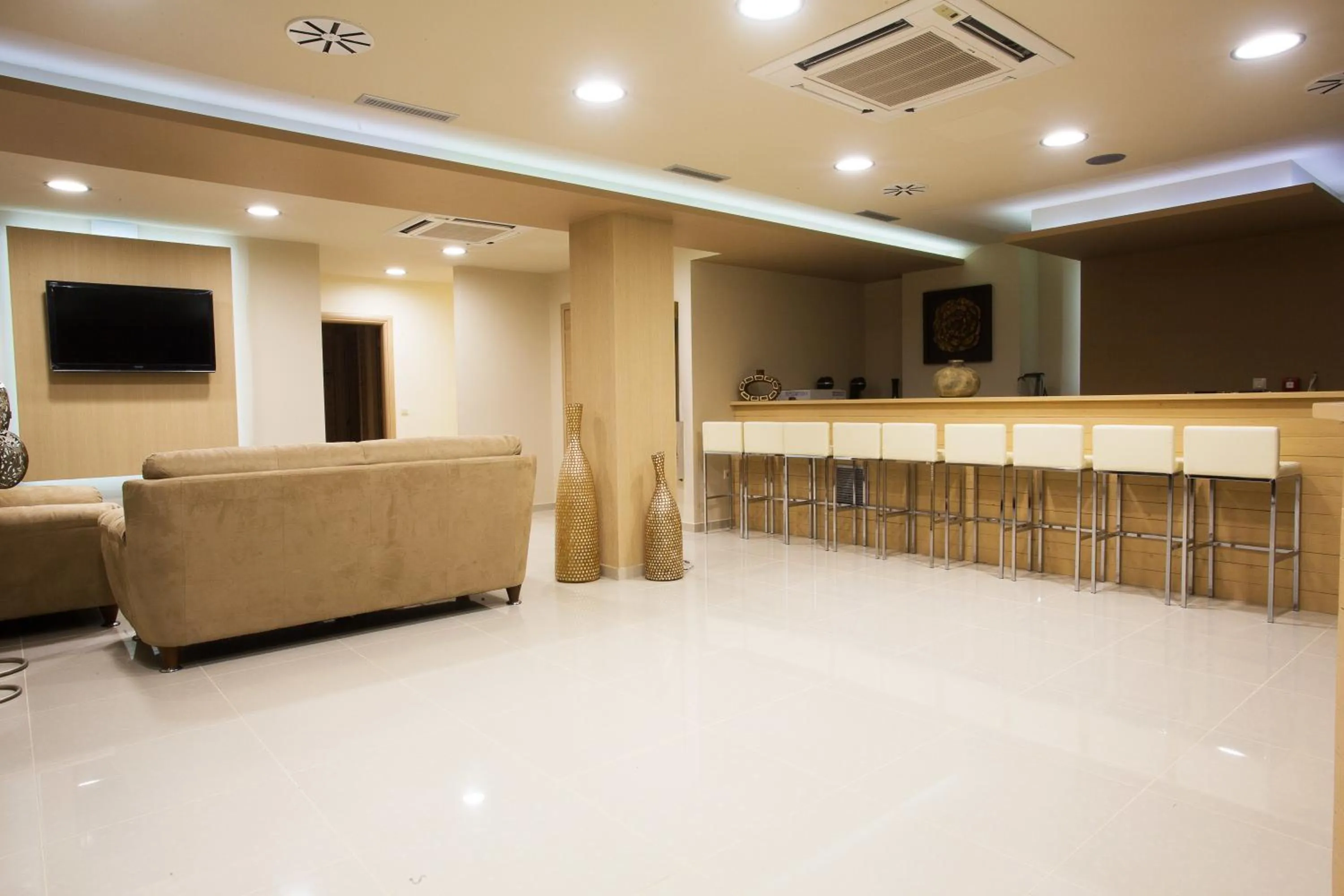 Communal lounge/ TV room in Baywatch Hotel