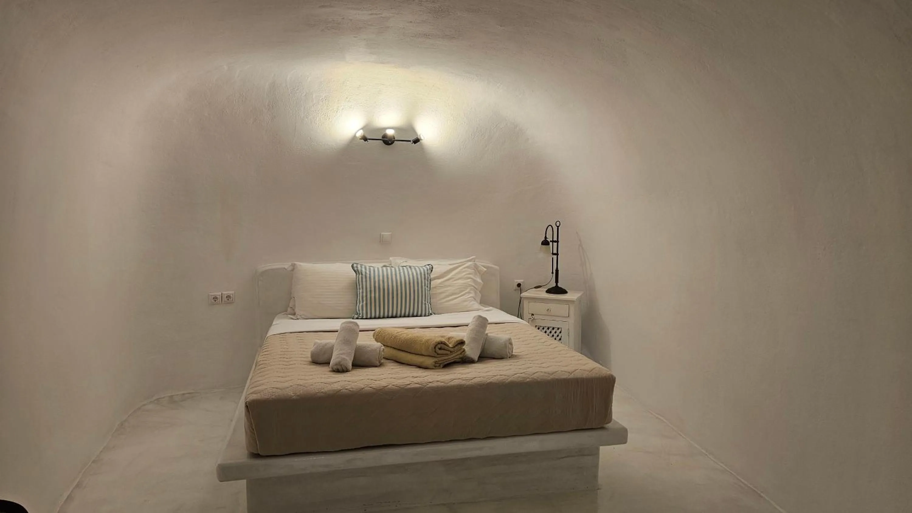 Bed in Kalitsi Canaves