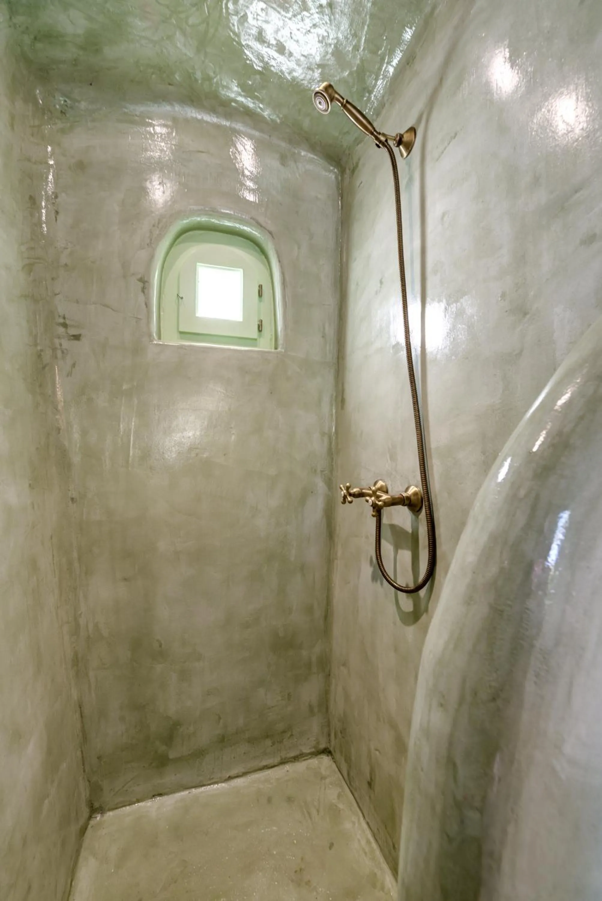 Shower in Kalitsi Canaves