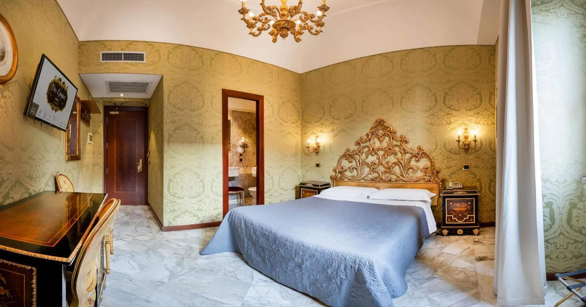 Photo of the whole room in Hotel Des Epoques